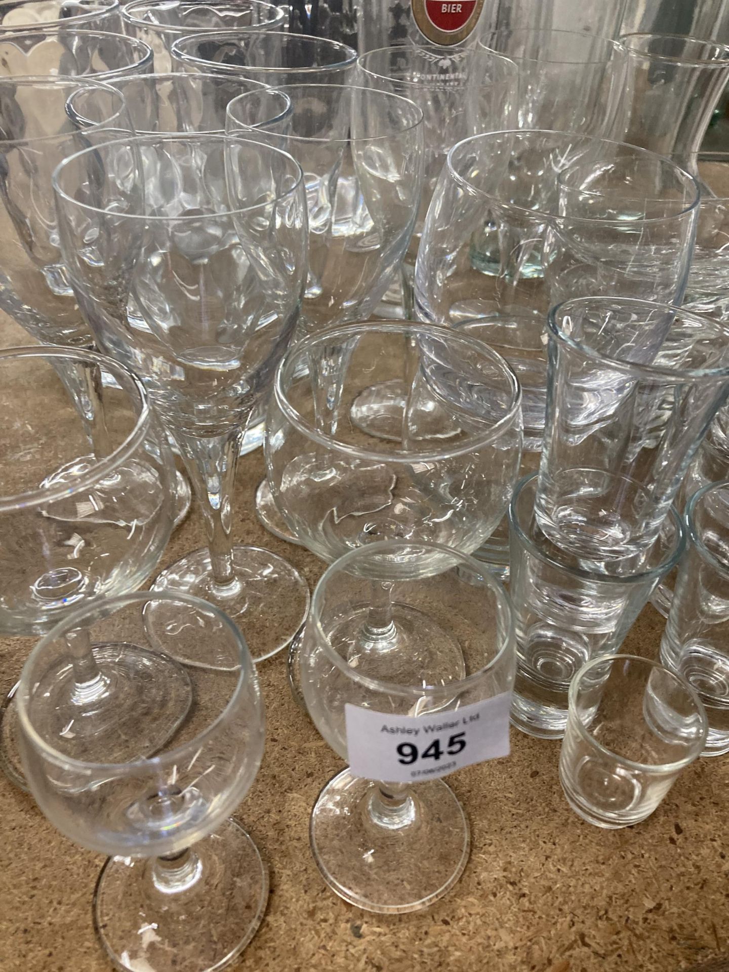 A LARGE QUANTITY OF GLASSES TO INCLUDE WINE, SHERRY, LICQUER, TUMBLERS, DESSERT BOWLS, VASES, ETC - Image 2 of 3