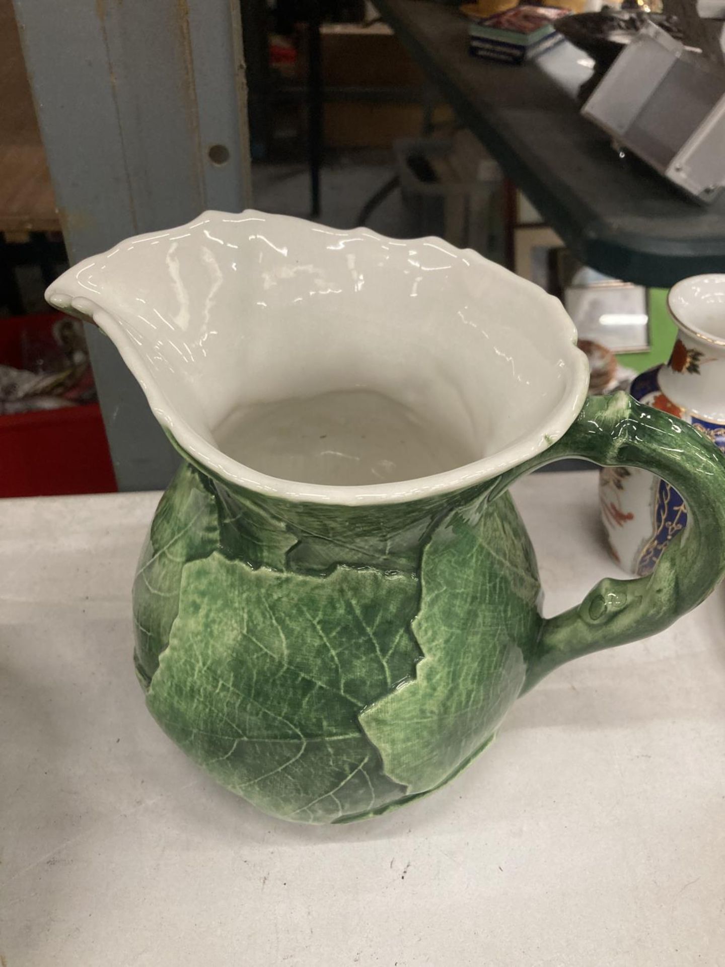 AN ITALIAN CABBAGE LEAF JUG AND BOWL TOGETHER WITH STAND AND DISH - Image 3 of 6