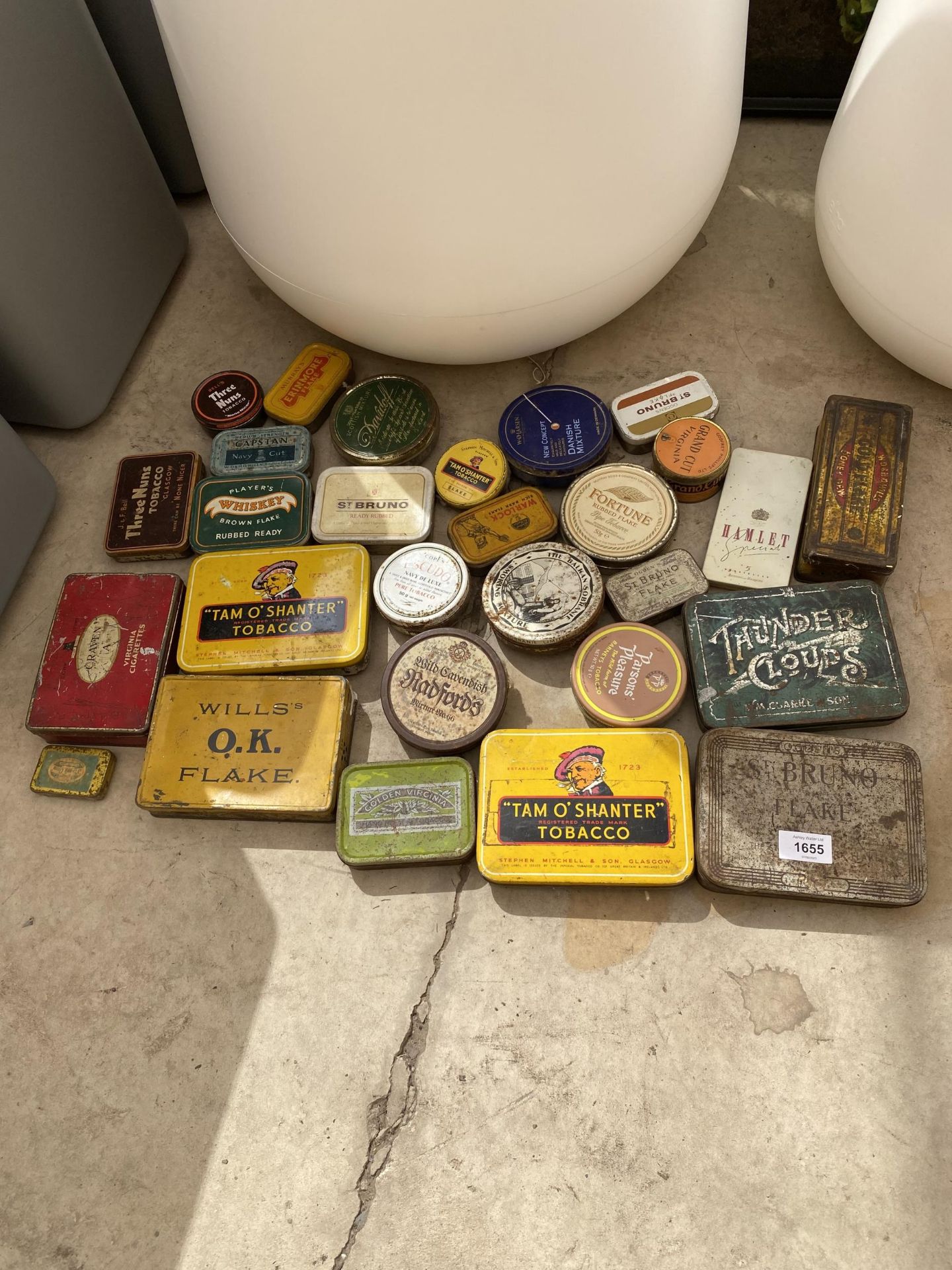 AN ASSORTMENT OF VINTAGE TINS