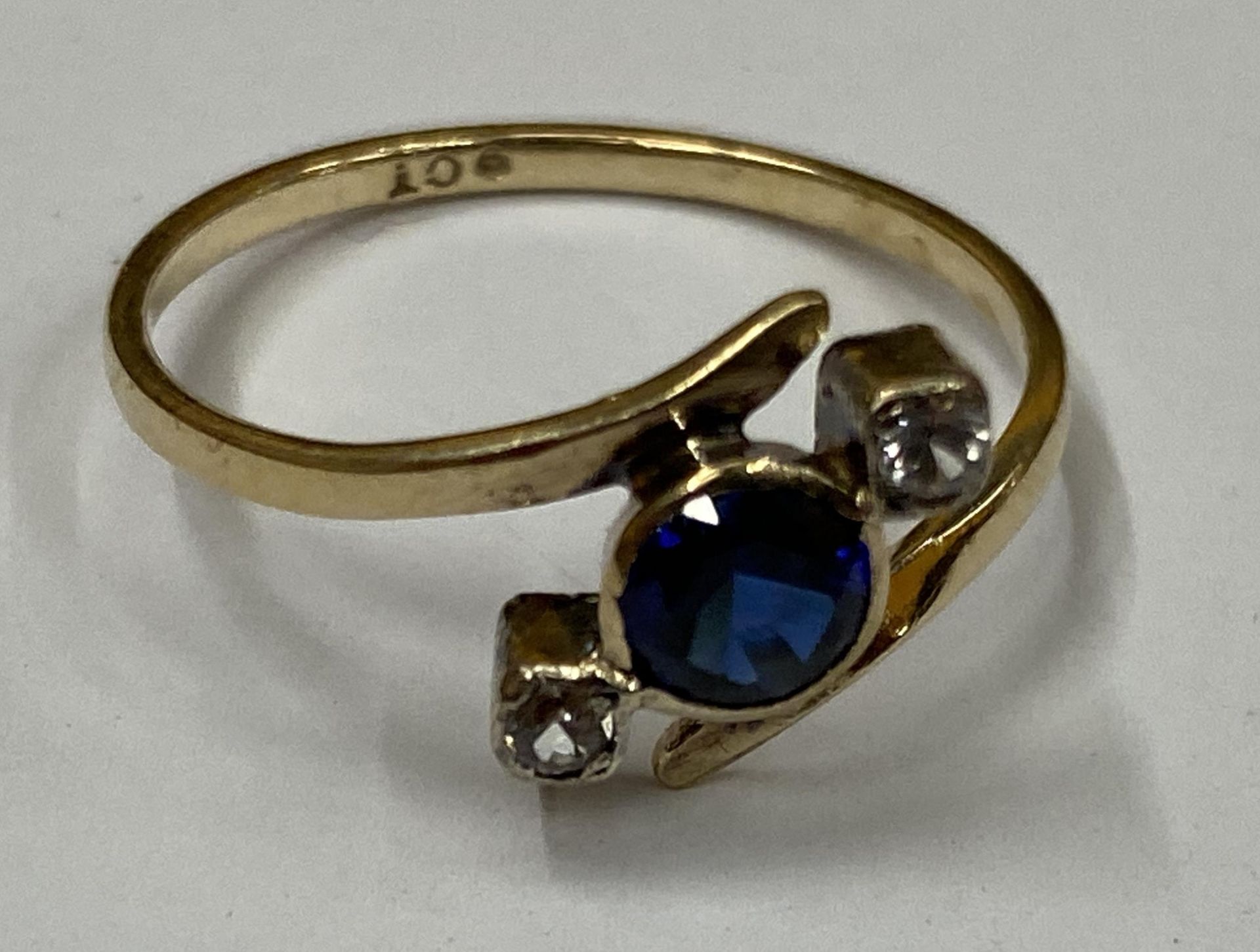 A 9CT YELLOW GOLD SAPPHIRE STYLE AND CZ STONE RING, WEIGHT 1.27G