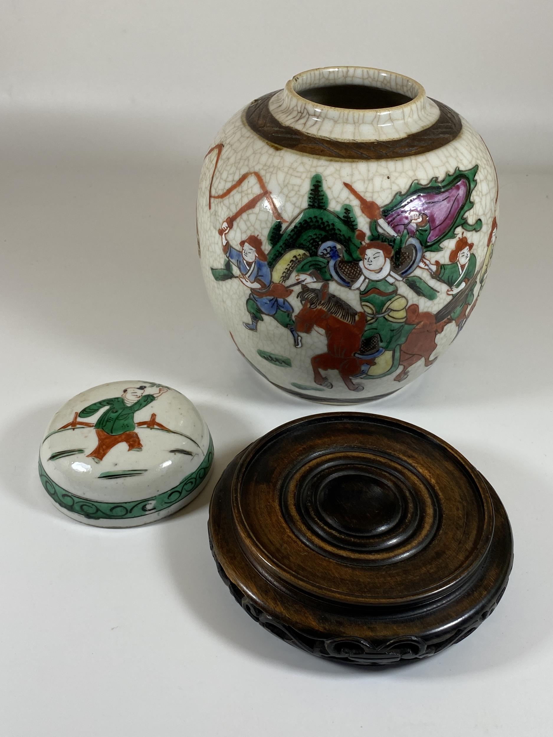 A LATE 19TH/EARLY 20TH CENTURY CHINESE CRACKLE GLAZE WARRIOR DESIGN GINGER JAR ON CARVED WOODEN - Image 3 of 7