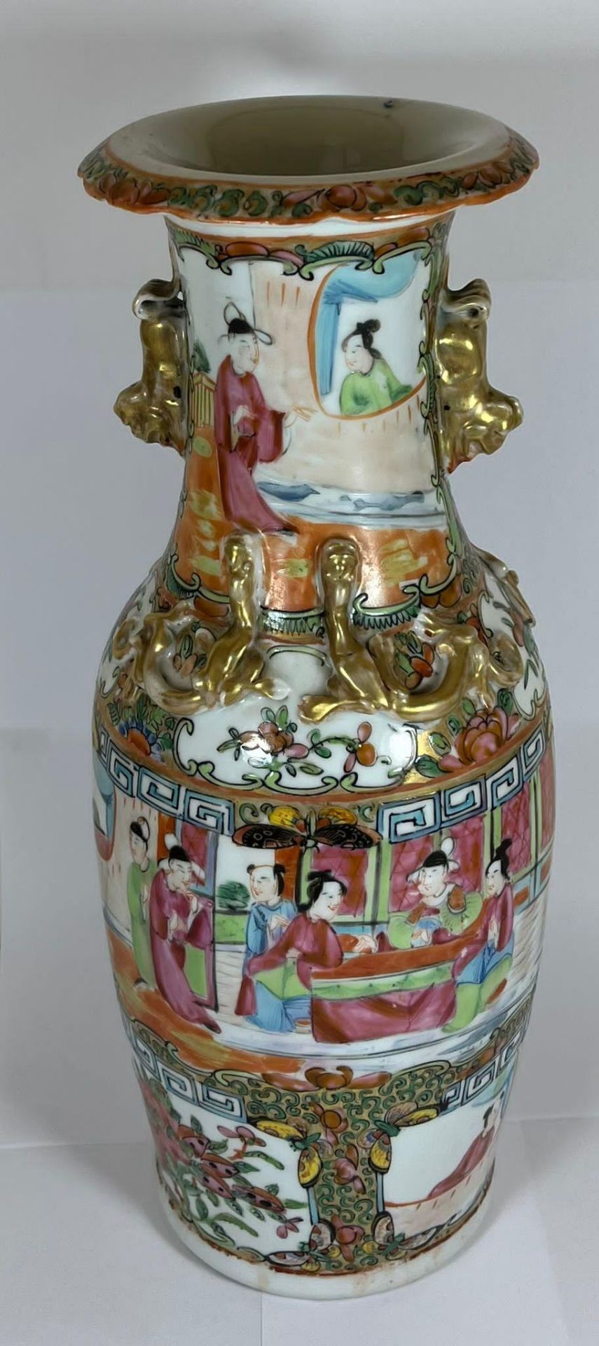A LATE 19TH CENTURY CHINESE CANTON FAMILLE ROSE WITH FIGURAL DESIGN FRONT PANEL AND BIRD AND - Bild 3 aus 7