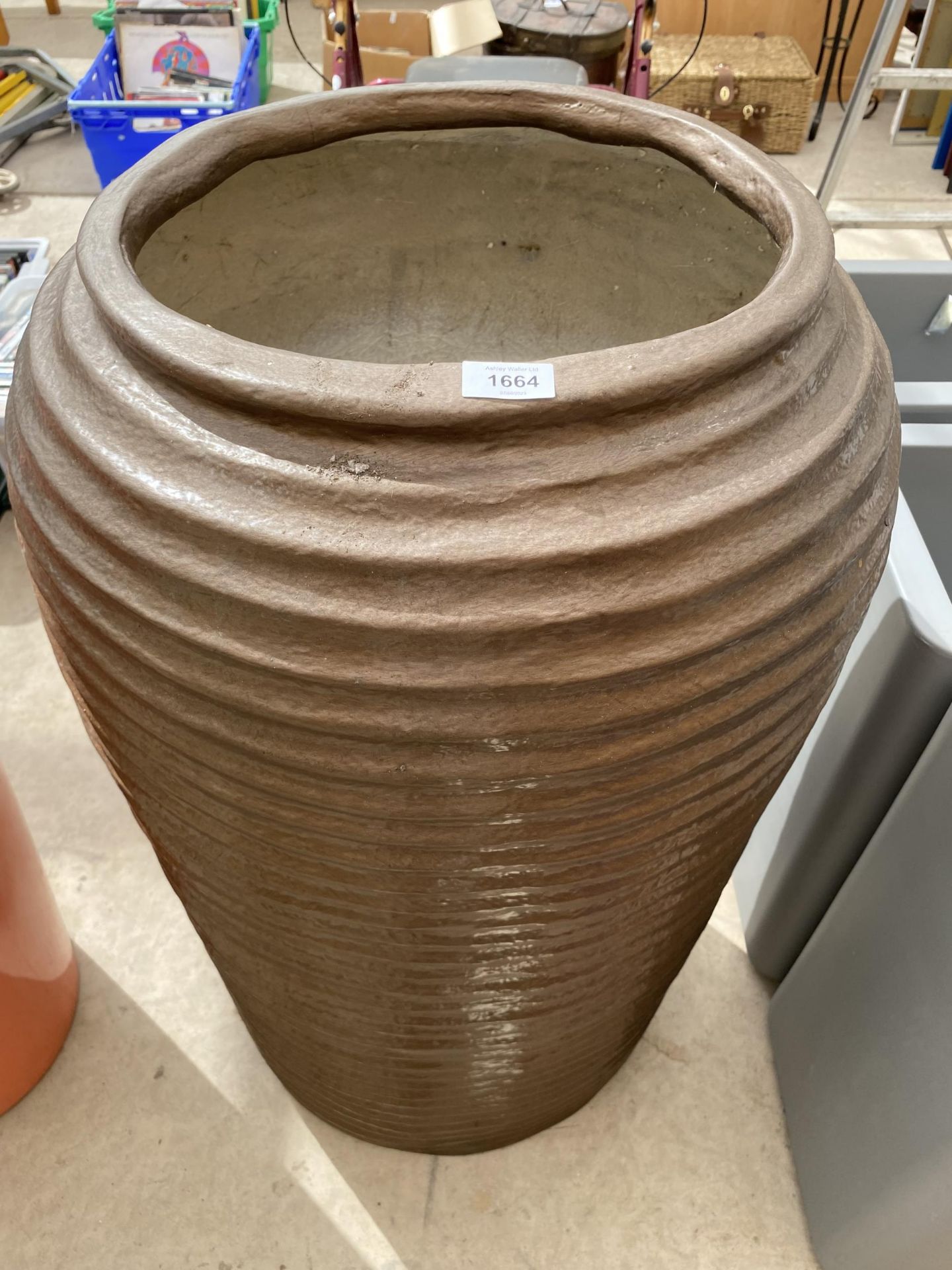 A BROWN RIDGED CIRCULAR FIBRE GLASS PLANTER (H:91CM)