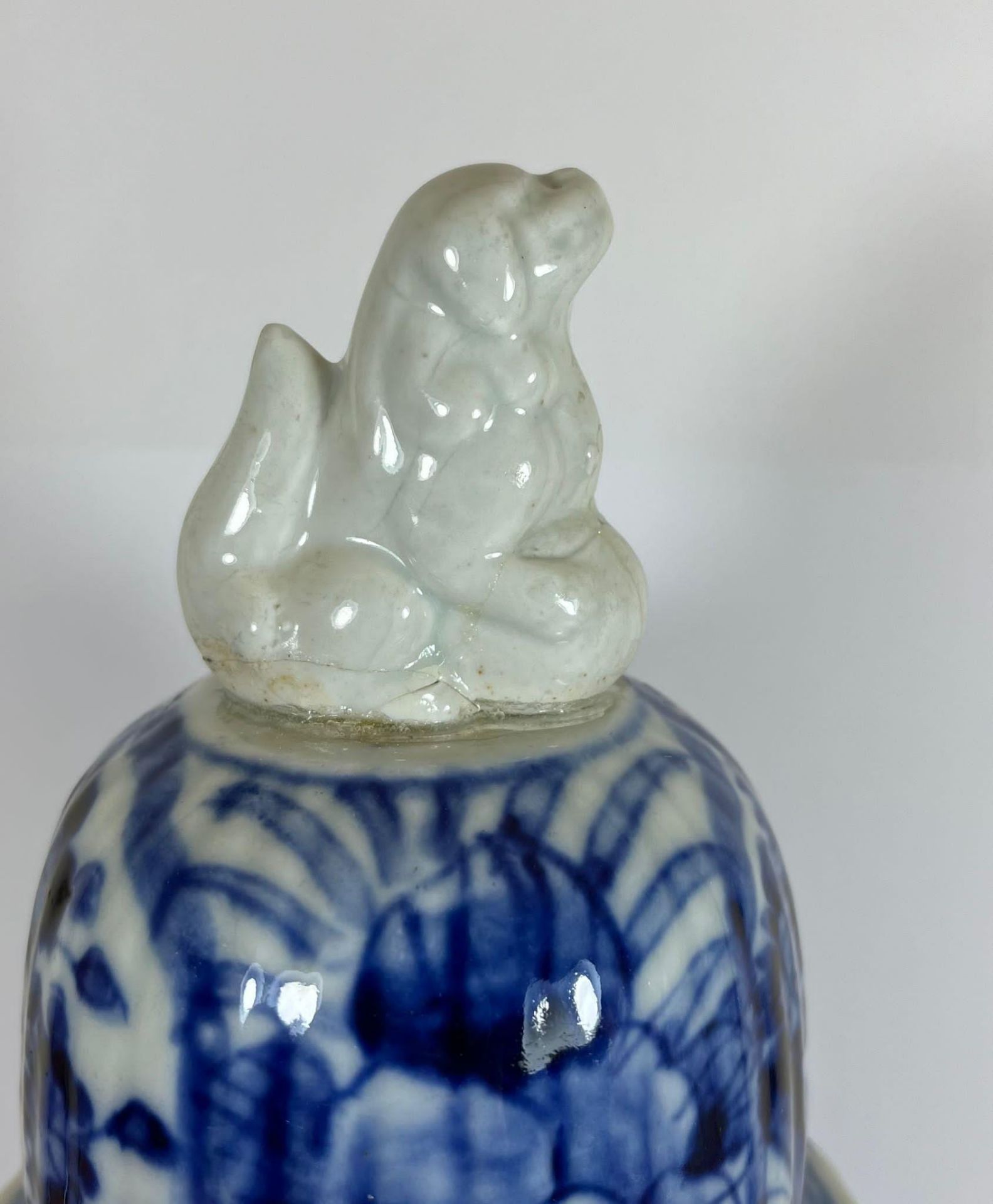 A JAPANESE MEIJI PERIOD (1868-1912) BLUE AND WHITE LIDDED TEMPLE JAR (FINIAL A/F), HEIGHT 30CM - Bild 7 aus 7