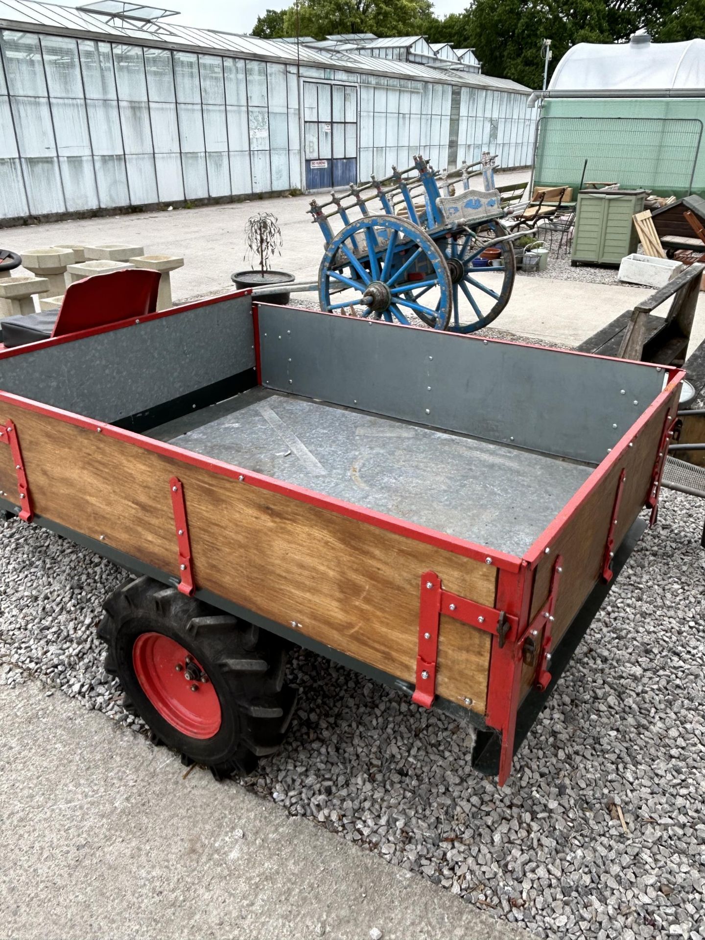 A PETROL ENGINE 'MARTIN TRUCKS BE2' MARKET GARDENERS TRICYCLE WITH MANUAL TIPPER BODY (REQUIRES A - Bild 4 aus 10