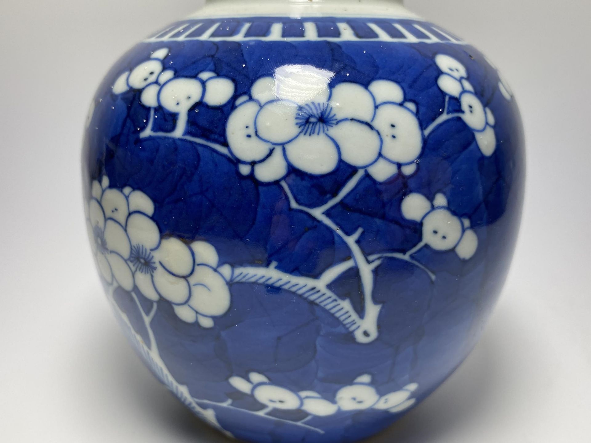 AN EARLY 20TH CENTURY CHINESE BLUE AND WHITE PRUNUS PATTERN GINGER JAR, DOUBLE RING MARK TO BASE, - Bild 4 aus 7