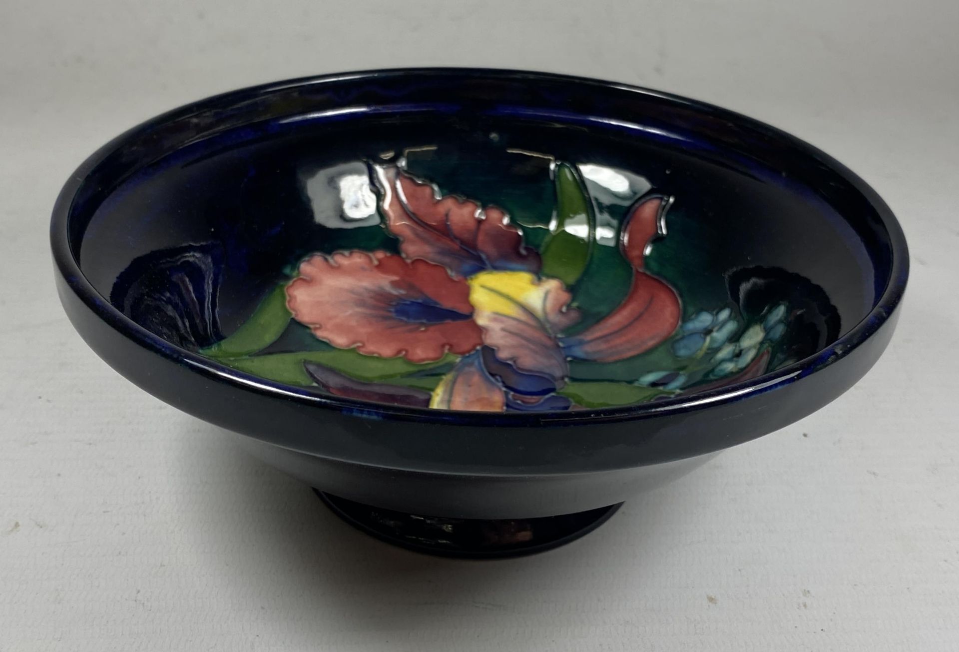 A WALTER MOORCROFT 'ORCHID' PATTERN PEDESTAL BOWL, DIAMETER 16.5CM