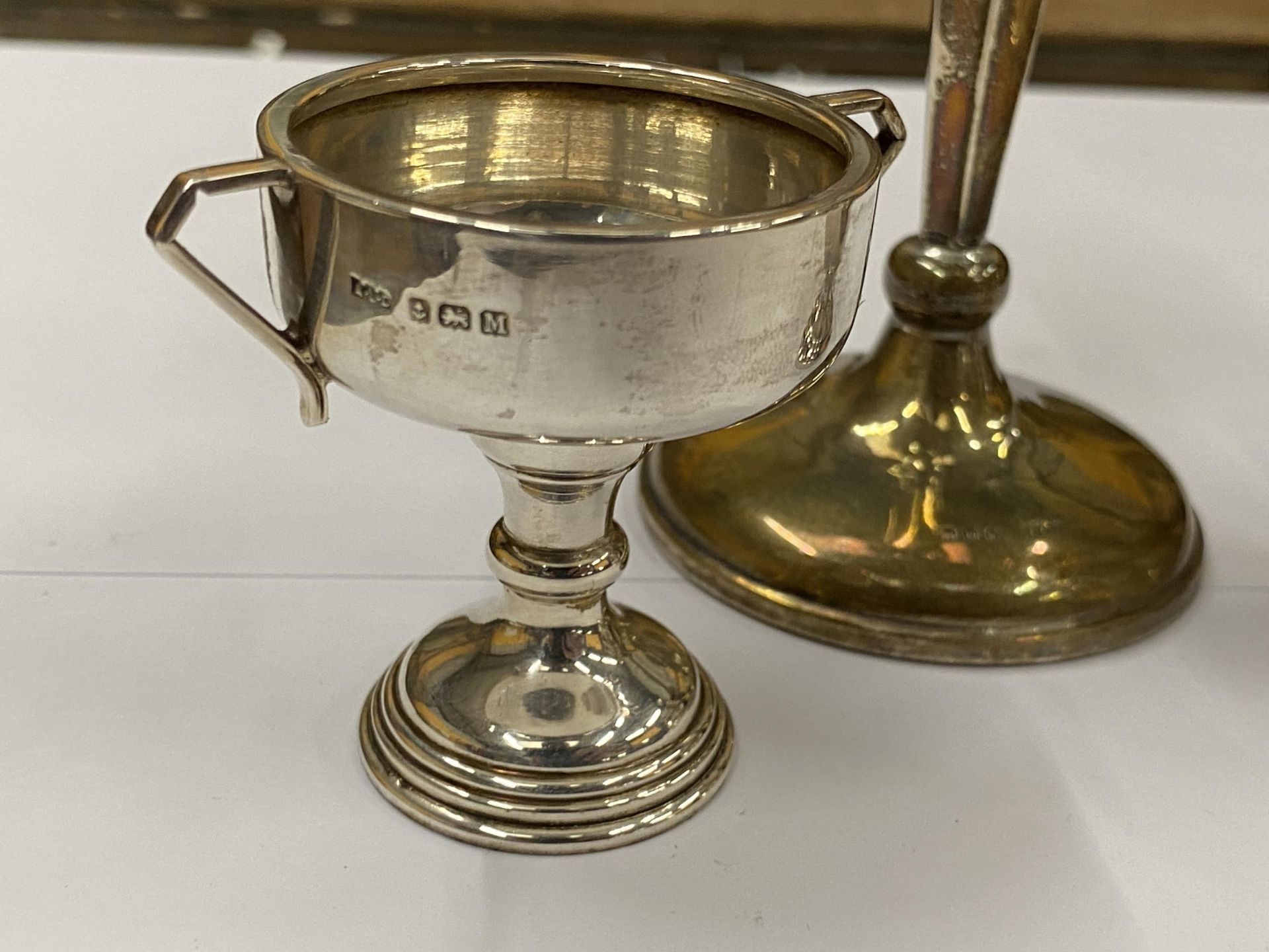 A GROUP OF THREE HALLMARKED SILVER ITEMS COMPRISING A WEIGHTED CANDLESTICK, LIGHTER AND TWIN HANDLED - Image 2 of 5