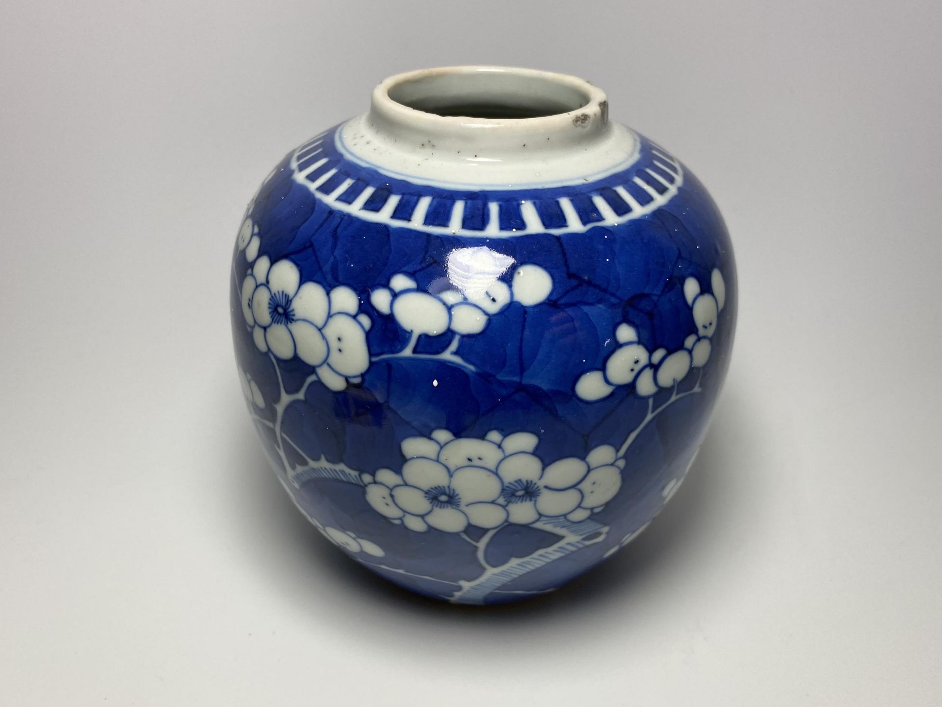 AN EARLY 20TH CENTURY CHINESE BLUE AND WHITE PRUNUS PATTERN GINGER JAR, DOUBLE RING MARK TO BASE,