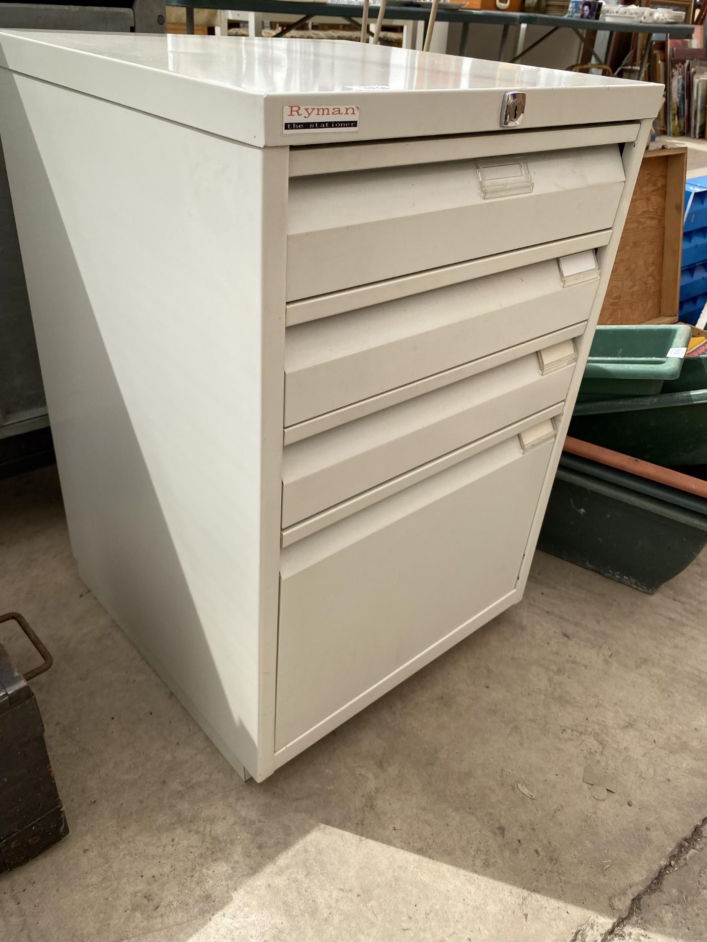 A FOUR DRAWER METAL FILING CABINET - Image 2 of 4