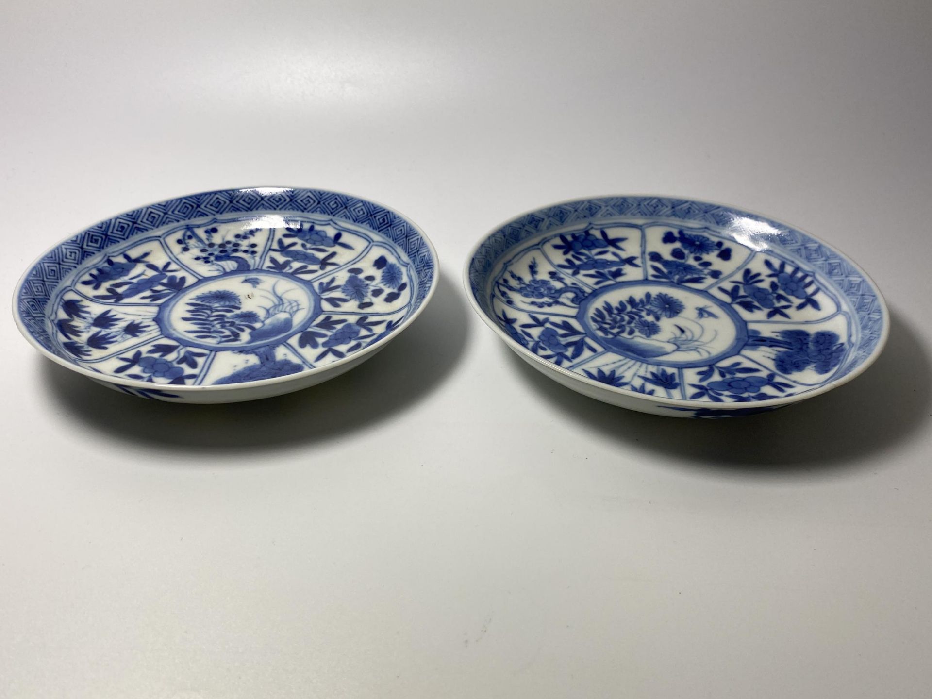 A PAIR OF KANGXI PERIOD (1661-1722) CHINESE BLUE AND WHITE PORCELAIN PLATES, ARTEMESIA LEAF MARK - Bild 6 aus 13