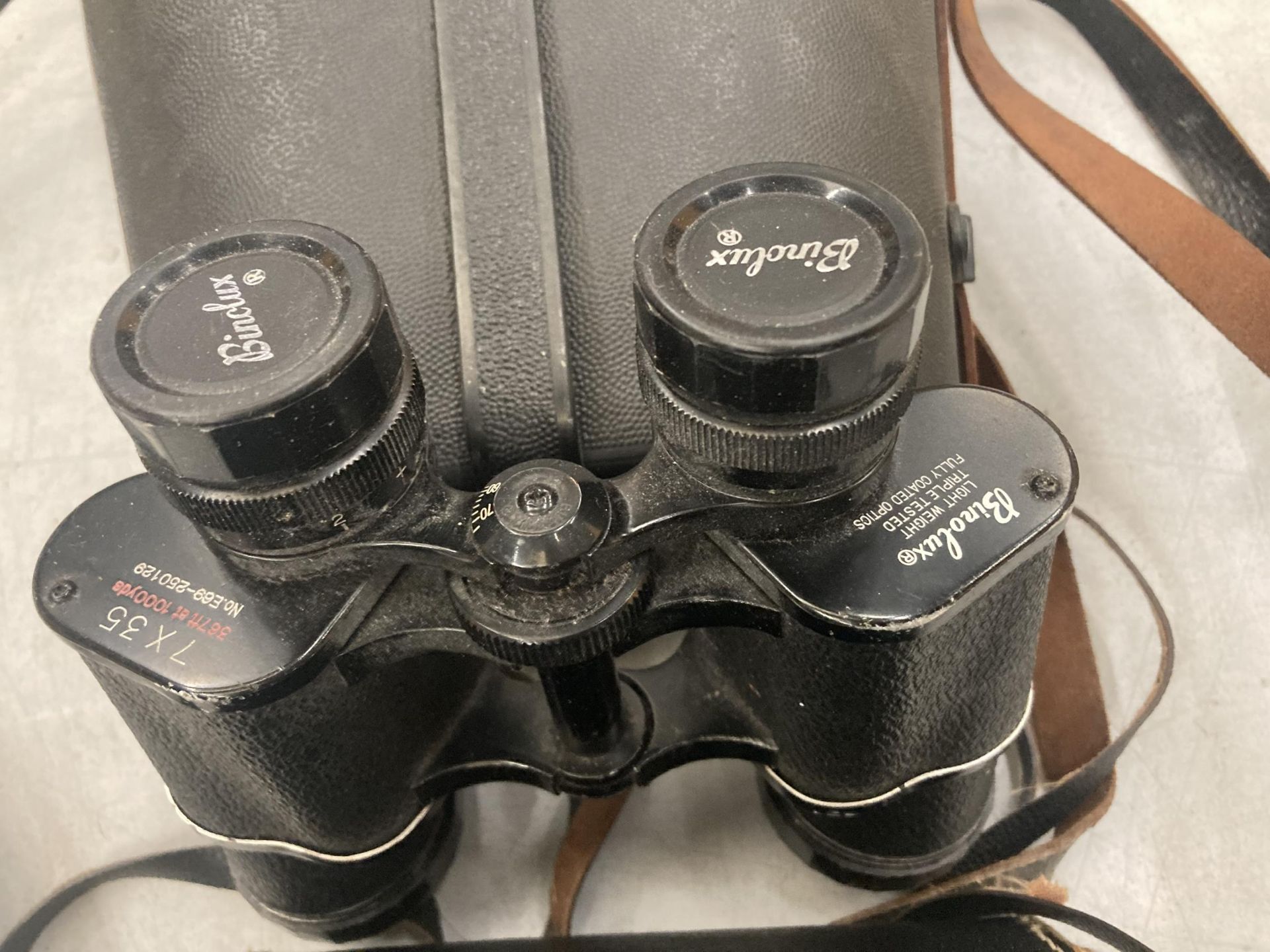 FOUR PAIRS OF BINOCULARS IN CASES TO INCLUDE BINOLUX - ONE PAIR A/F - Bild 2 aus 2