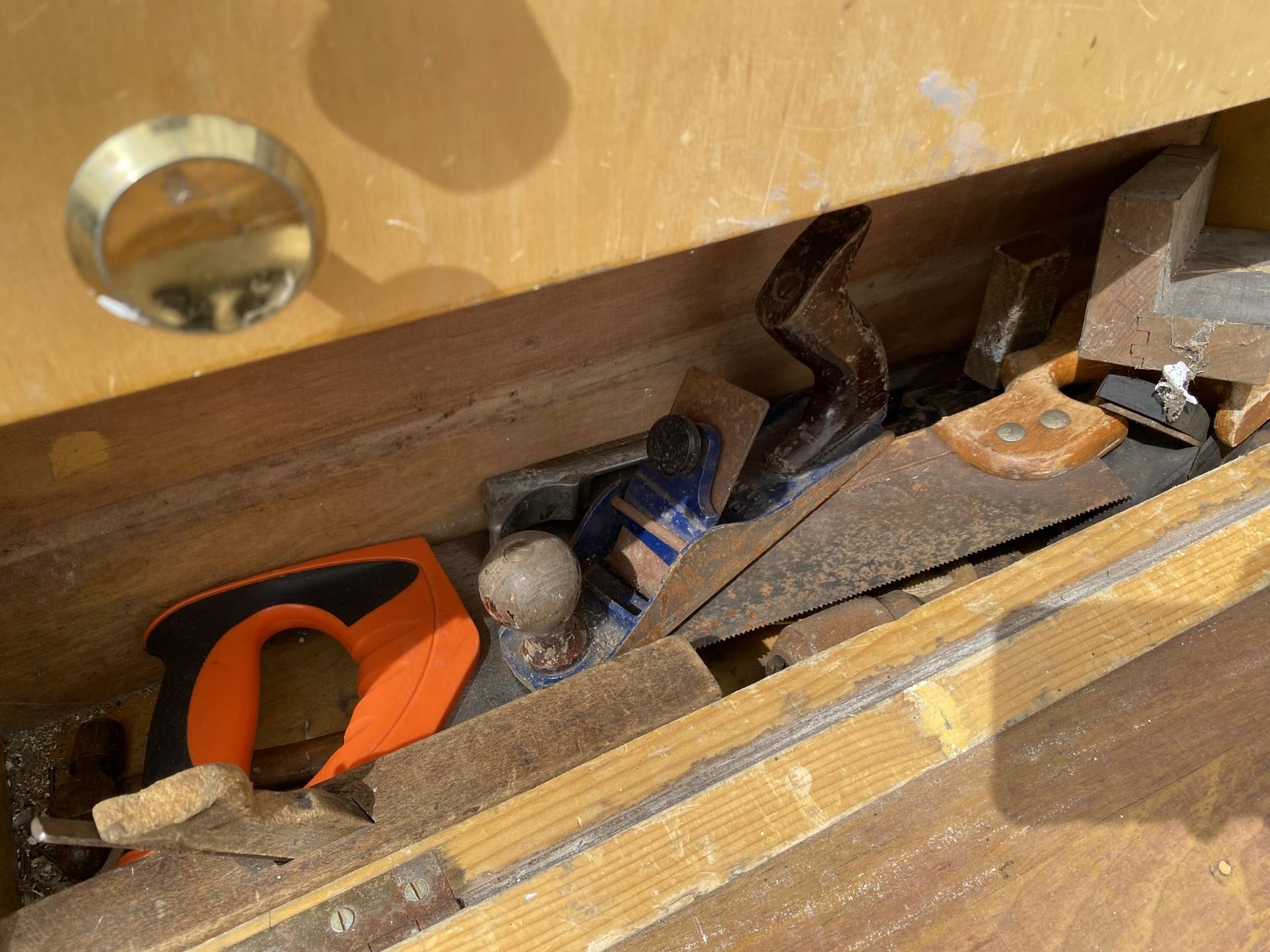 A VINTAGE WOODEN JOINERS CHEST WITH AN ASSORTMENT OF TOOLS TO INCLUDE A WOOD PLANE AND SAWS ETC - Image 4 of 5