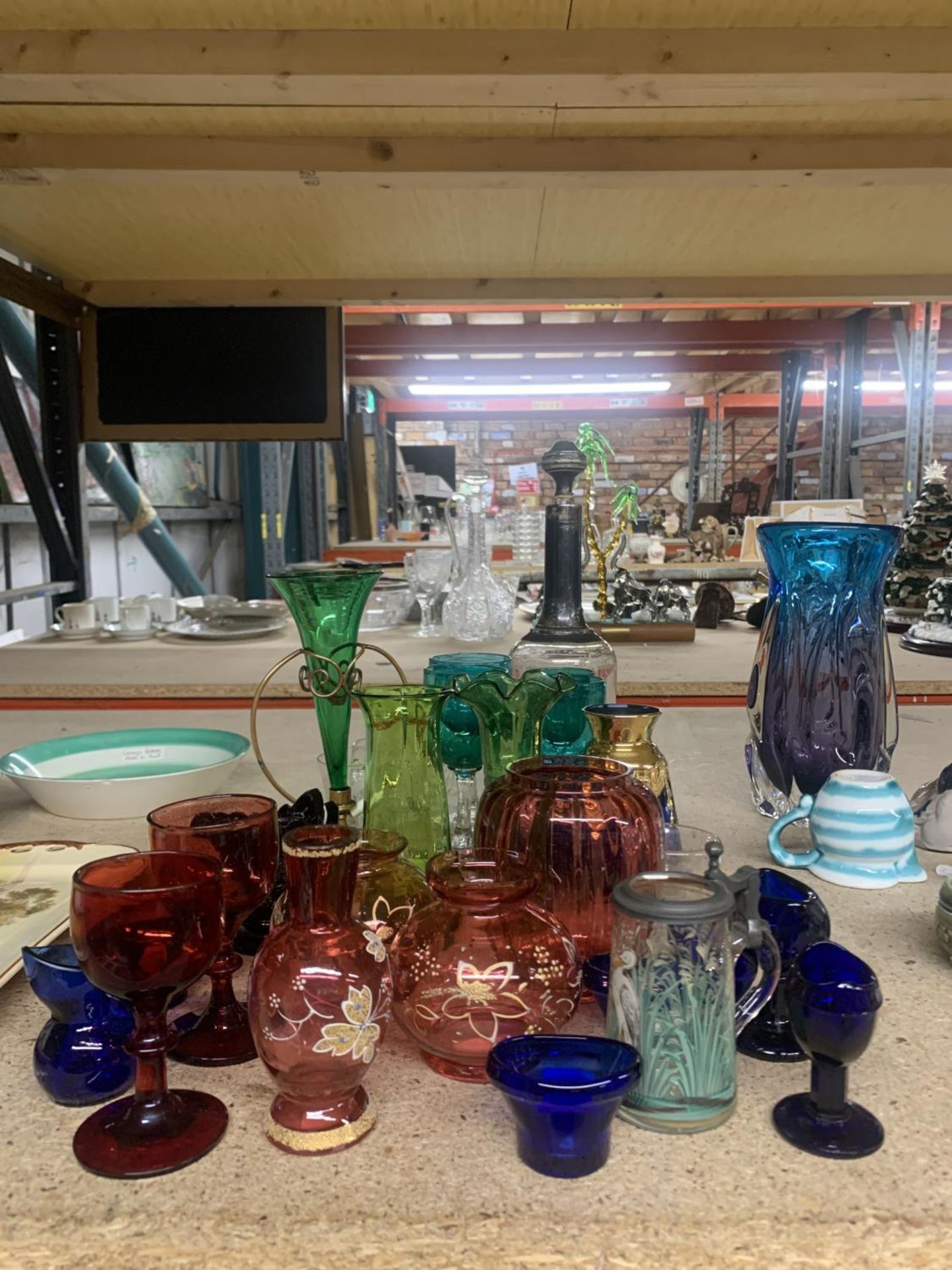 A COLLECTION OF COLOURED GLASSWARE TO INCLUDE VICTORIAN EYE BATHS, A DECANTER, VASES, GLASSES, ETC