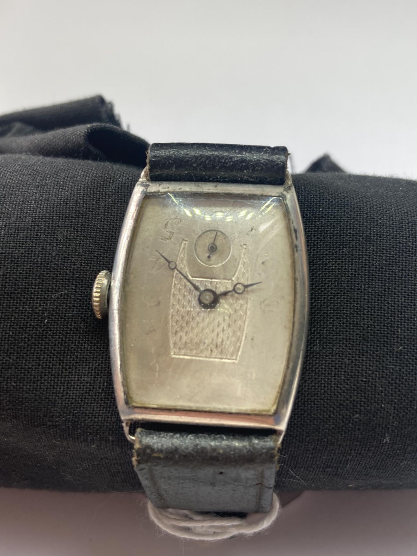 A GENTS SILVER VINTAGE WRIST WATCH SEEN WORKING BUT NO WARRANTY - Image 3 of 3