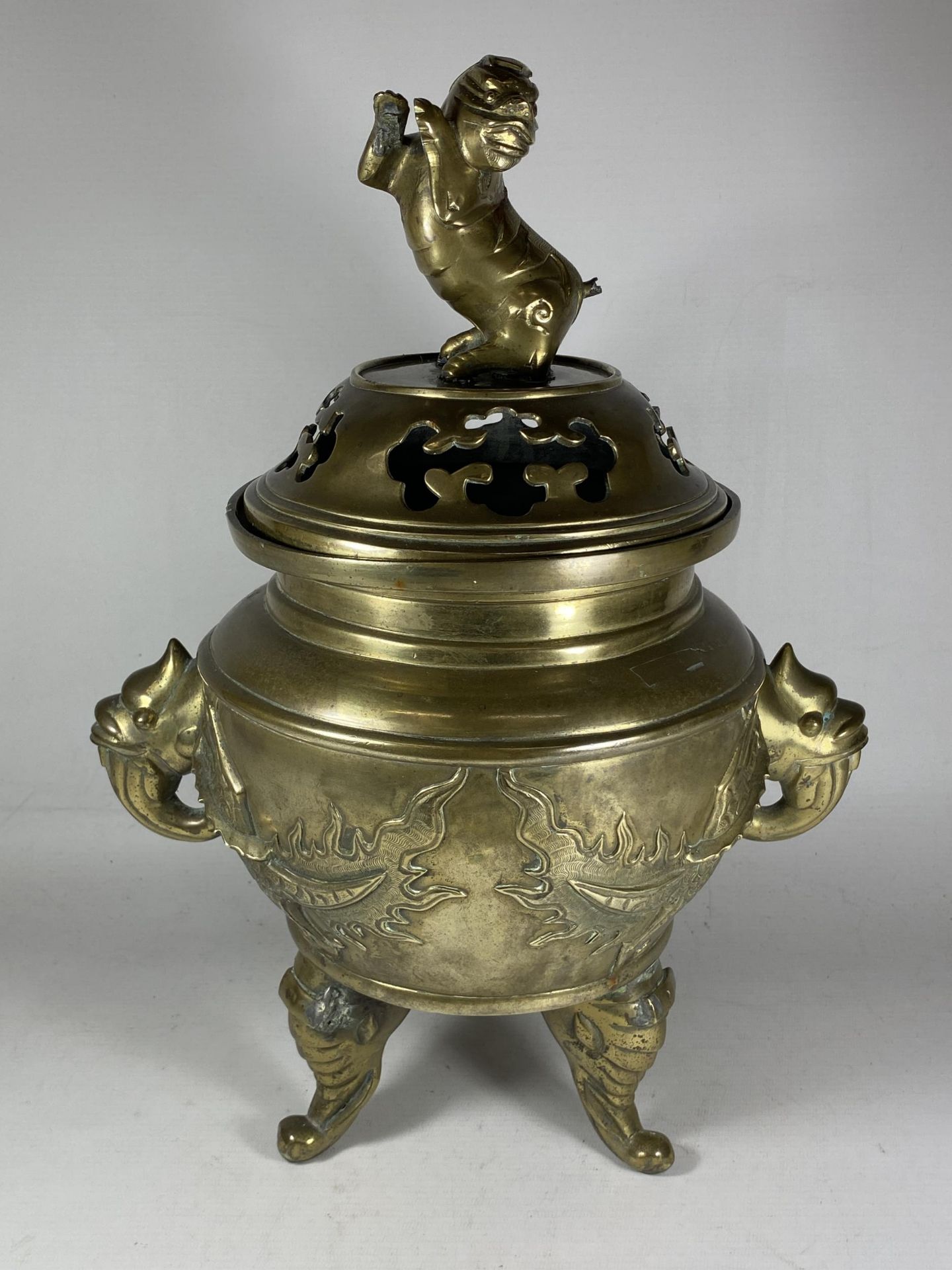 A LARGE CHINESE TWIN HANDLED BRASS LIDDED TEMPLE JAR, WITH DRAGONS CHASING THE FLAMING PEARL - Image 2 of 8