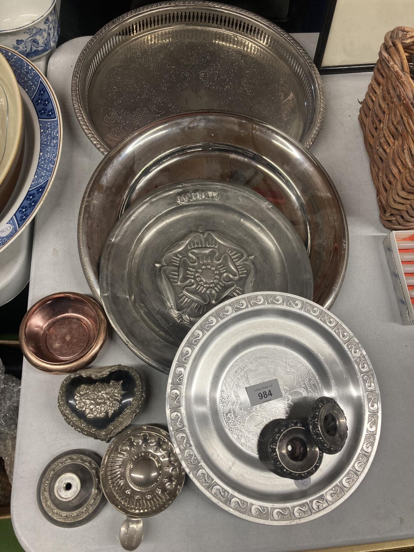 A QUANTITY OF SILVER PLATED ITEMS TO INCLUDE TRAYS, ETC