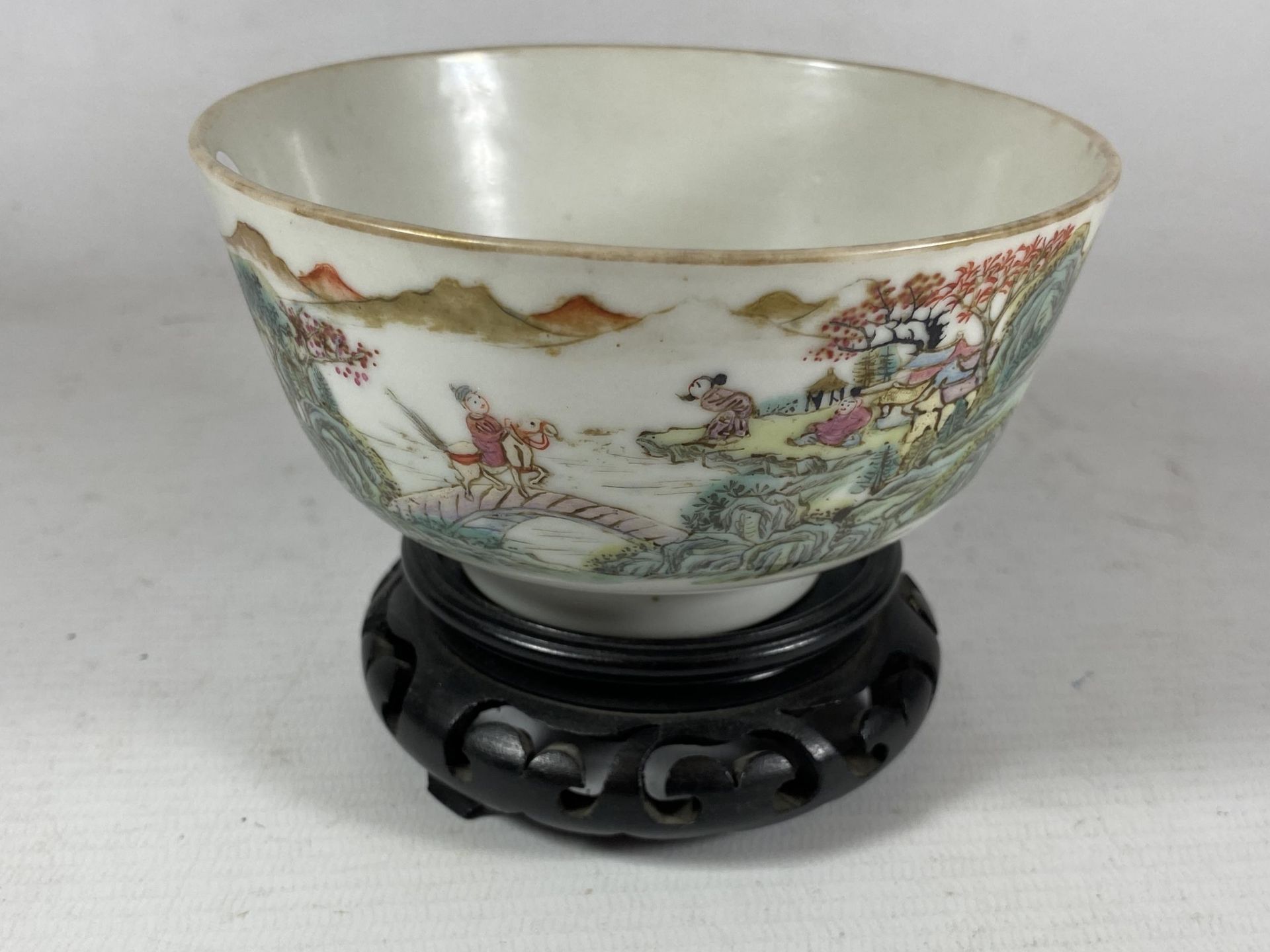 AN EARLY 20TH CENTURY CHINESE PORCELAIN BOWL ON WOODEN STAND, FOUR CHARACTER MARK TO BASE,