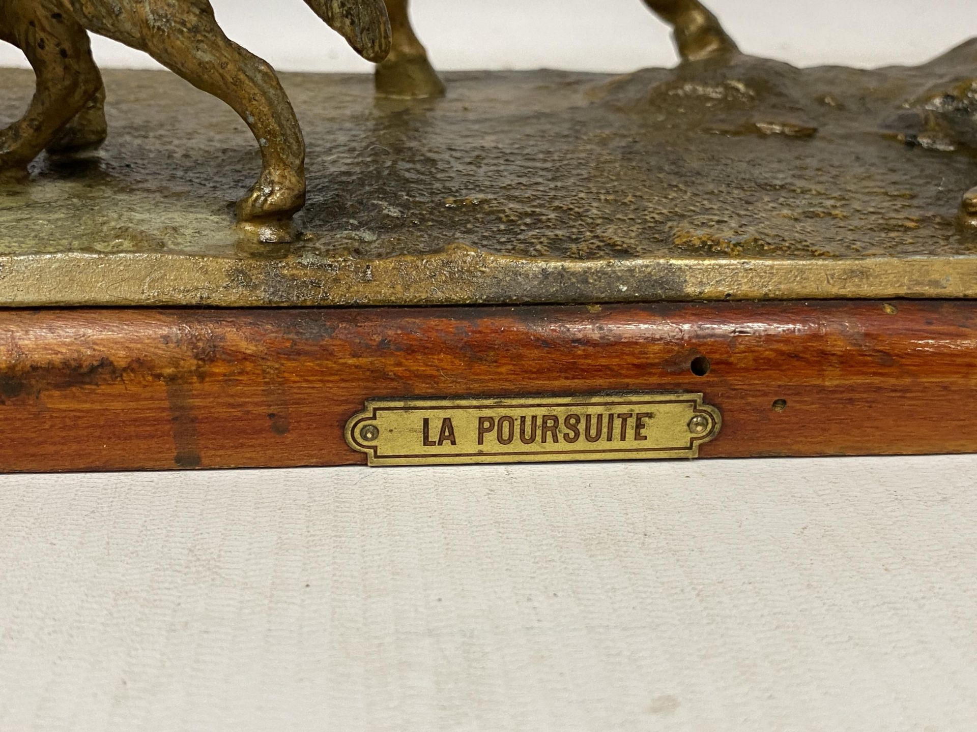A VINTAGE METAL FIGURE GROUP OF A HUNTER, HORSE AND TWO DOGS - 'LA POURSUITE', HEIGHT 23CM - Image 4 of 4