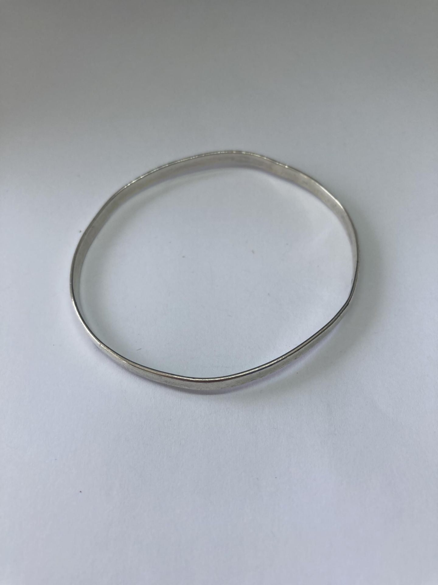 A HALLMARKED CHESTER SILVER CHARLES HORNER BANGLE