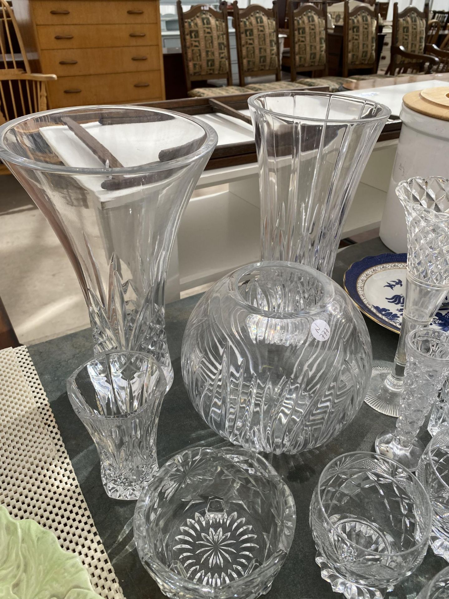 AN ASSORTMENT OF GLASS WARE TO INCLUDE VASES, WHISKEY GLASSES ETC - Image 3 of 3