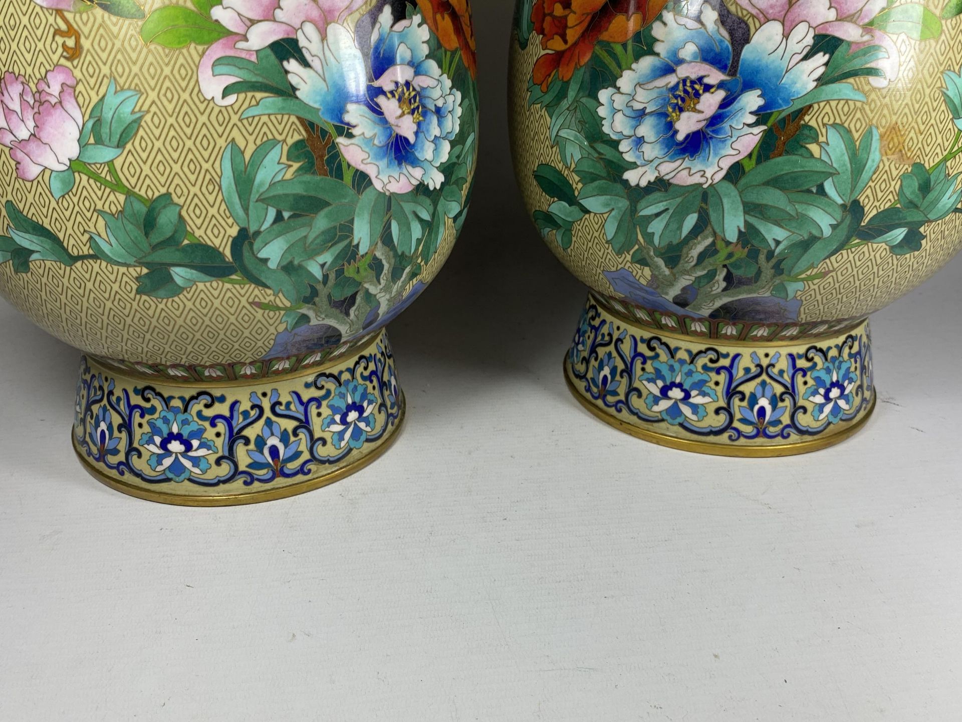 A LARGE PAIR OF CHINESE CLOISONNE BALUSTER FORM VASES WITH BIRD AND FLORAL DECORATION, HEIGHT 39CM - Image 5 of 9