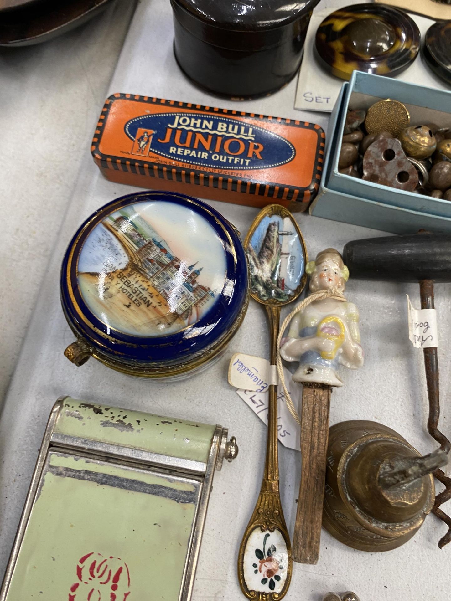 A MIXED VINTAGE LOT TO INCLUDE SMALL BRASS MOTIFS, TRINKET BOXES, VINTAGE BUTTONS, CIGARETTE CASE, - Image 2 of 3