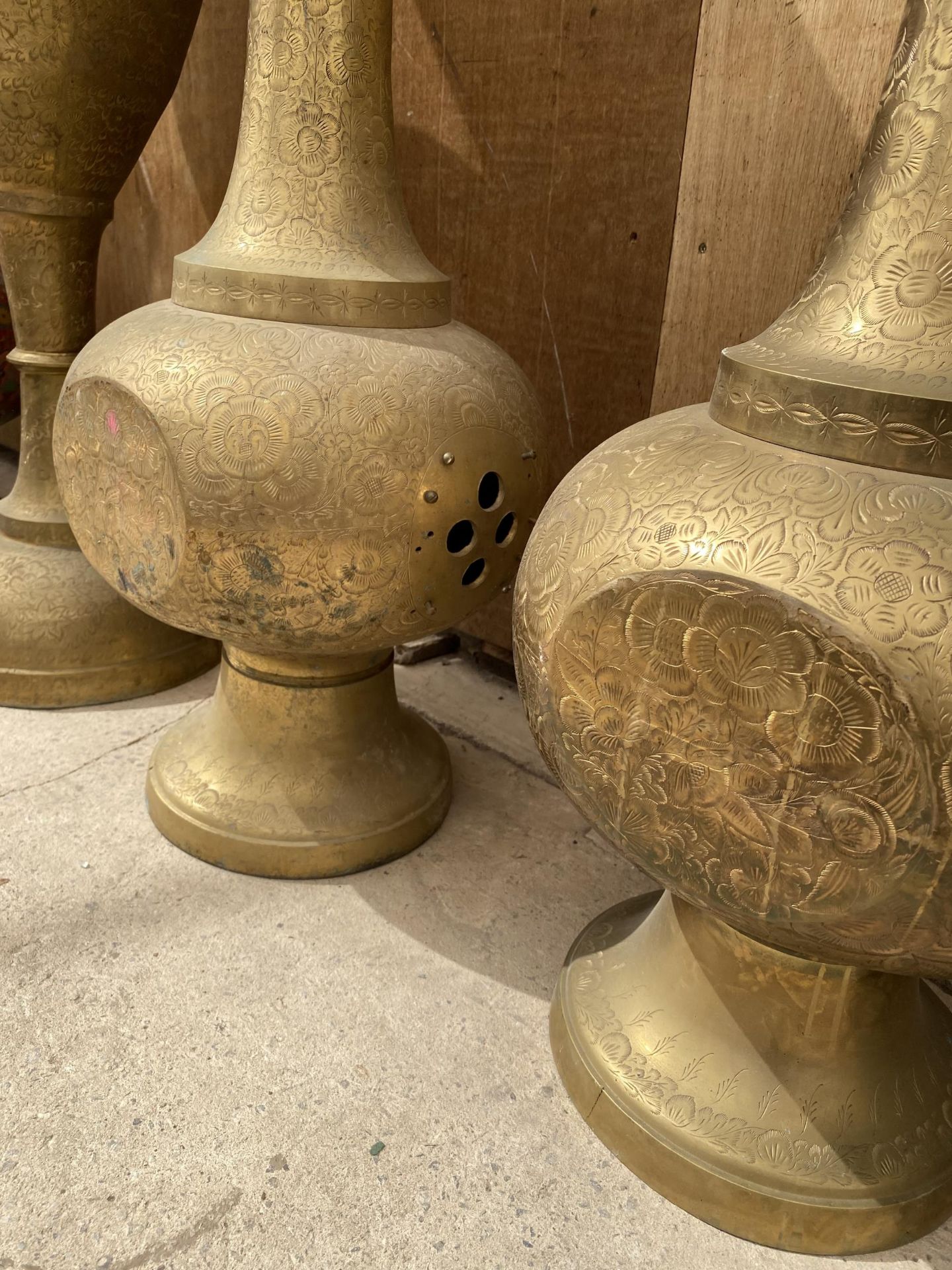 A PAIR OF LARGE DECORATIVE VINTAGE BRASS URNS (H:122CM) - Bild 4 aus 6