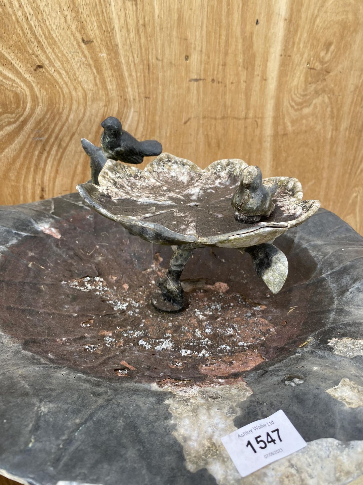 A DECORATIVE CAST ALLOY BIRD BATH WITH CAST IRON PEDESTAL BASE - Image 3 of 3