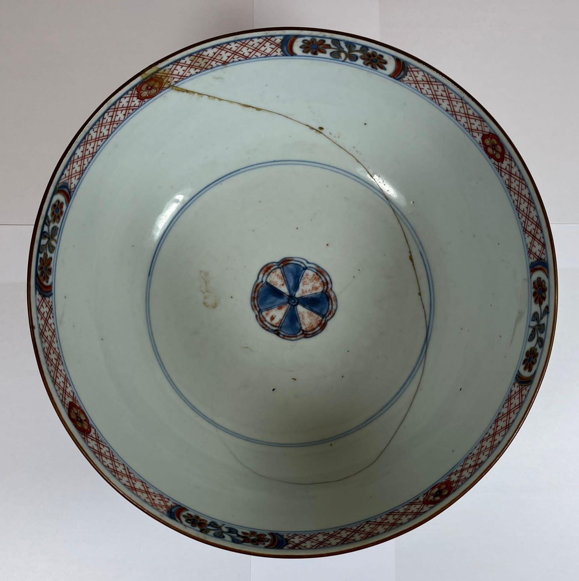 AN 18TH CENTURY CHINESE EXPORT PORCELAIN FRUIT BOWL WITH FLORAL DESIGN, DIAMETER 23CM, HEIGHT 11CM - Bild 3 aus 6