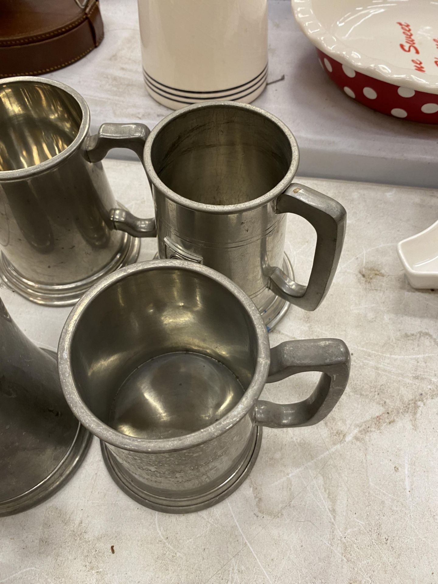 A COLLECTION OF VINTAGE PEWTER TANKARDS TO INCLUDE ONE WITH A NUDE LADY HANDLE - Bild 3 aus 3