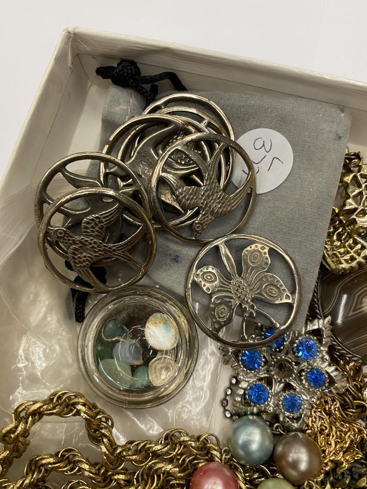 A BOX OF ASSORTED COSTUME JEWELLERY TO INCLUDE YELLOW METAL NECKLACES, WHITE METAL DOVE BUTTONS ETC - Image 2 of 4