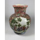 A 20TH CENTURY CHINESE ENAMEL DESIGN FLORAL VASE, SEAL MARK TO BASE, HEIGHT 18CM