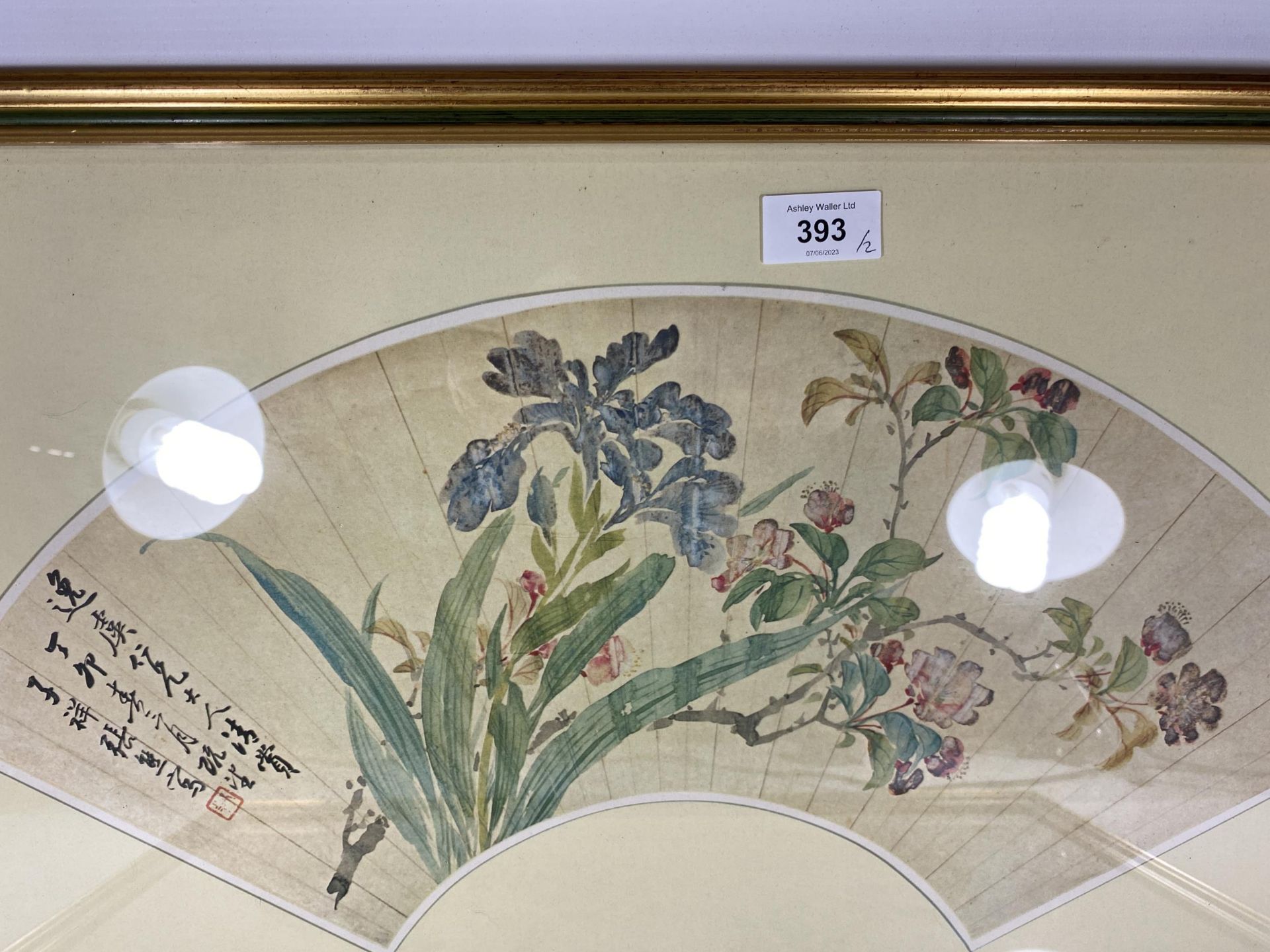 A PAIR OF GILT FRAMED ORIENTAL FAN DESIGN FLORAL PRINTS, 37 X 65CM - Image 2 of 6