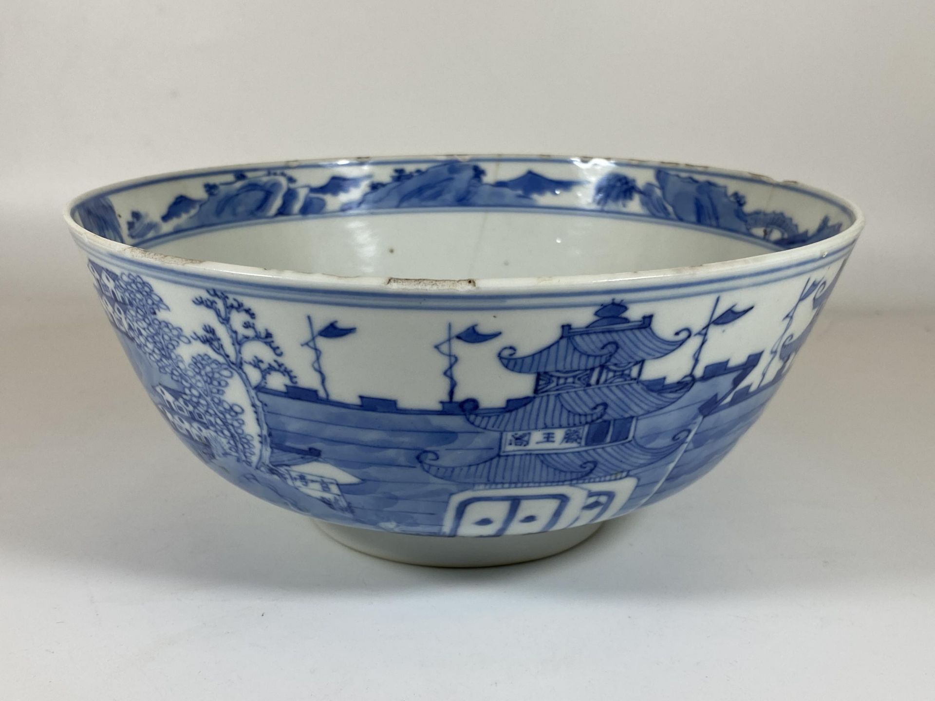 AN 18TH CENTURY CHINESE BLUE AND WHITE QING PORCELAIN BOWL WITH PAGODA DESIGN, FOUR CHARACTER DOUBLE