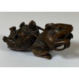 AN ORIENTAL NETSUKE OF A MOUSE DRAGGING A TURTLE, UNSIGNED, LENGTH 5.5CM