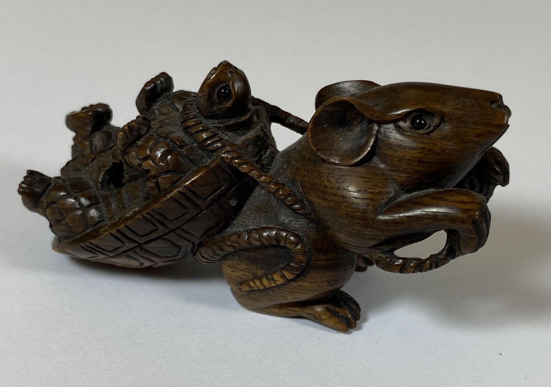 AN ORIENTAL NETSUKE OF A MOUSE DRAGGING A TURTLE, UNSIGNED, LENGTH 5.5CM