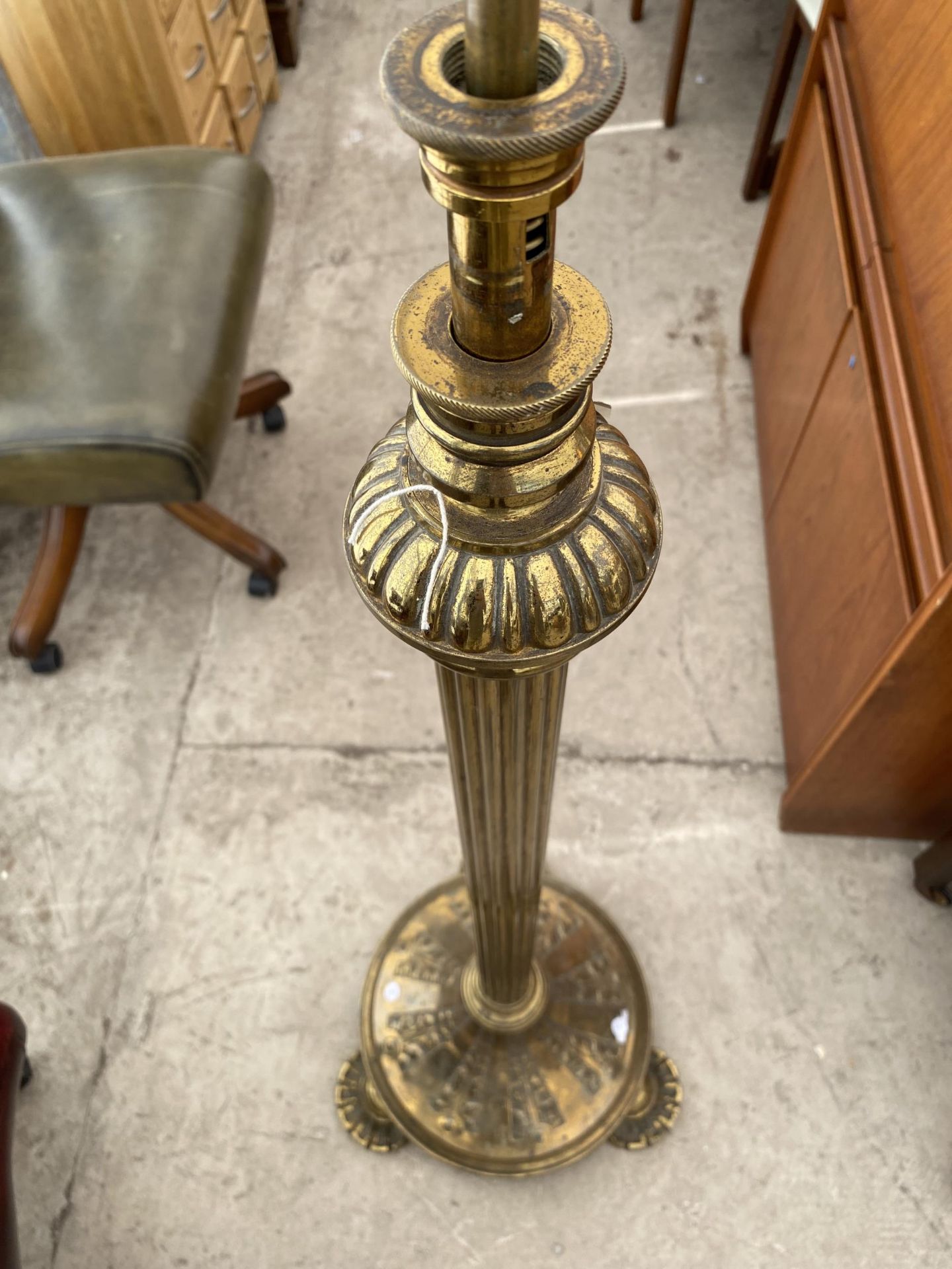 AN EARLY 20TH CENTURY BRASS ADJUSTABLE LAMP STANDARD WITH FLORAL DECORATED BASE AND GREEK KEY - Image 3 of 4