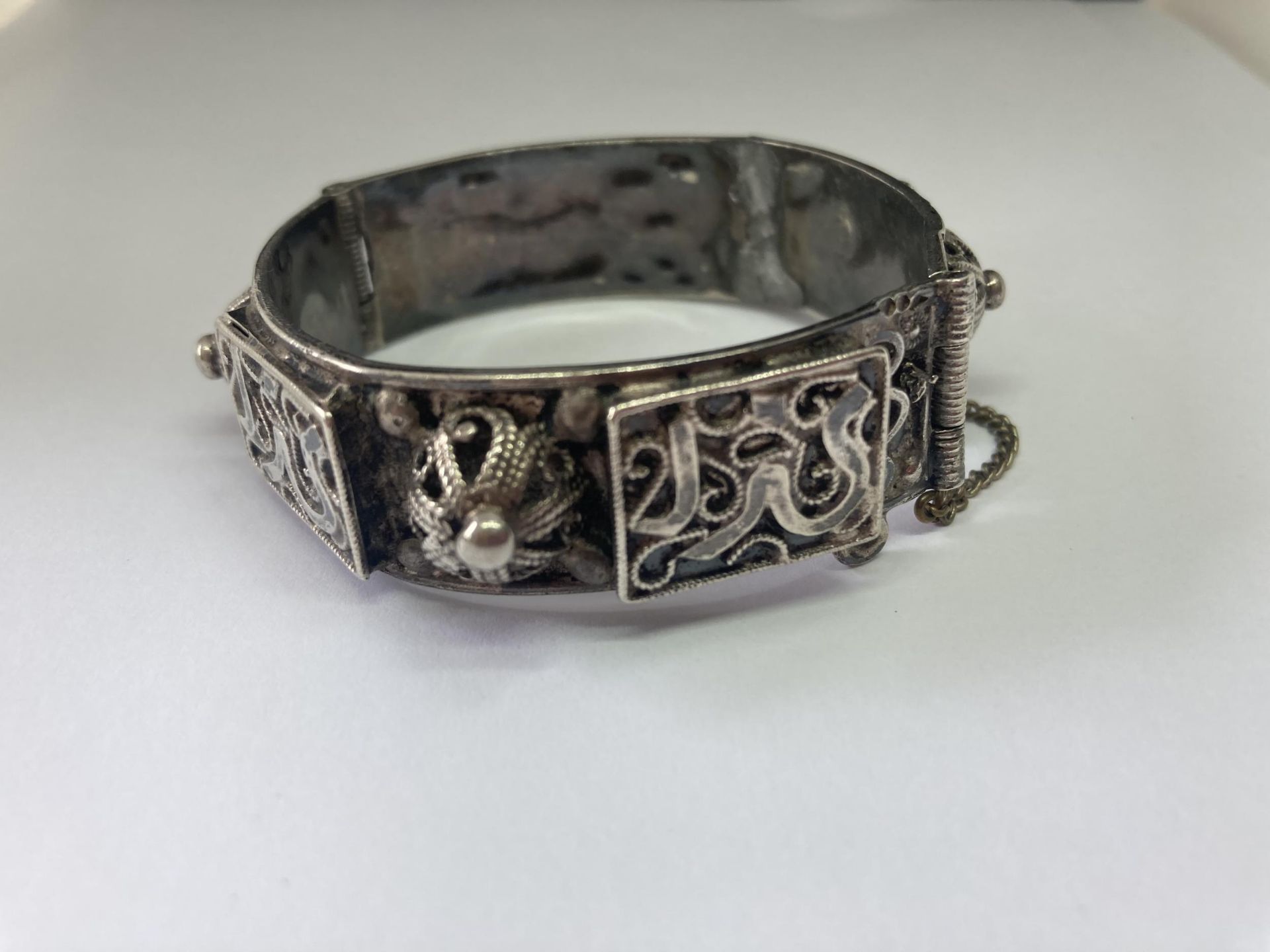 A SILVER EASTERN BANGLE - Image 2 of 3