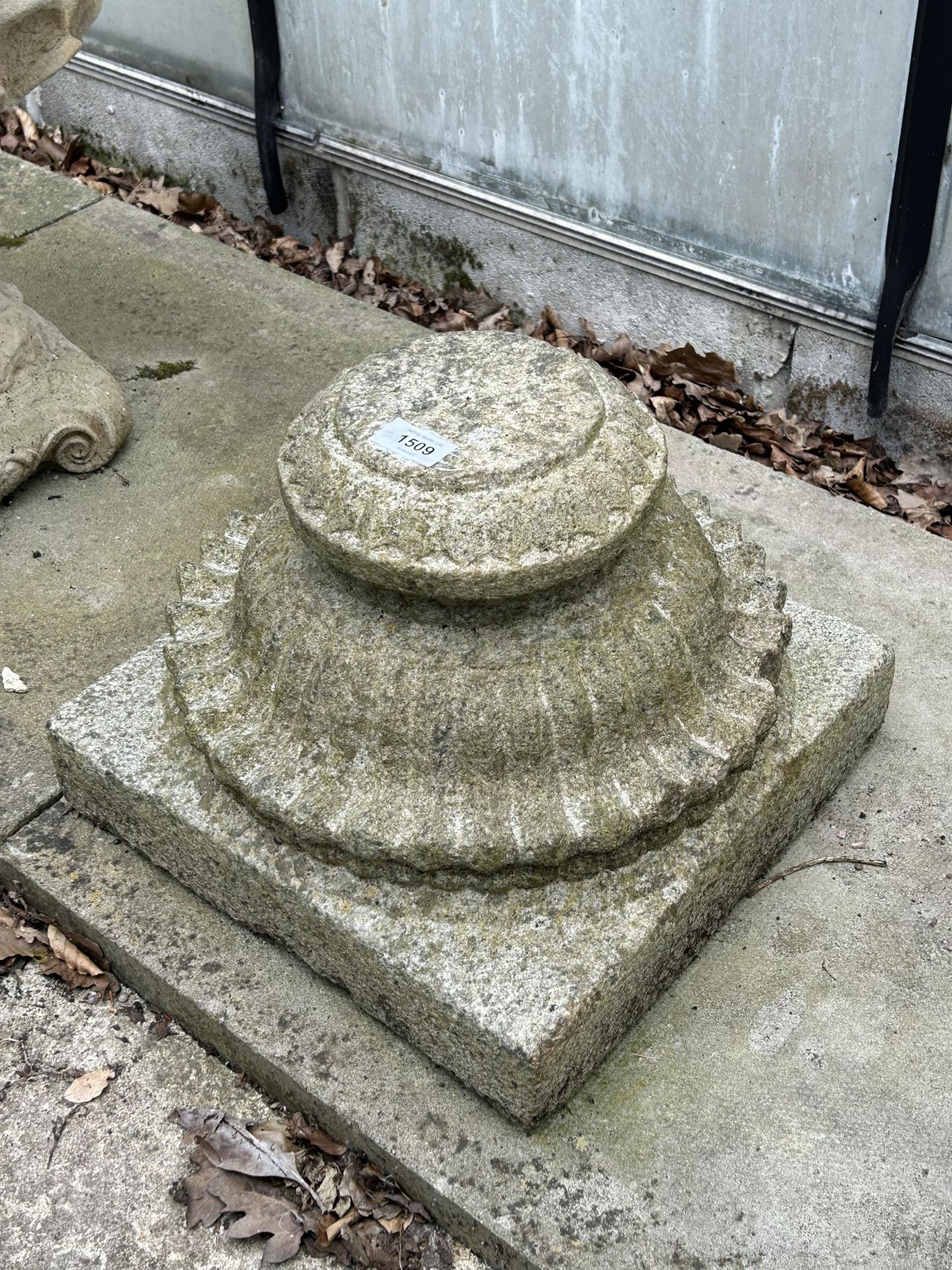 A VINTAGE INDIAN STONE COLUMN BASE - Image 3 of 3