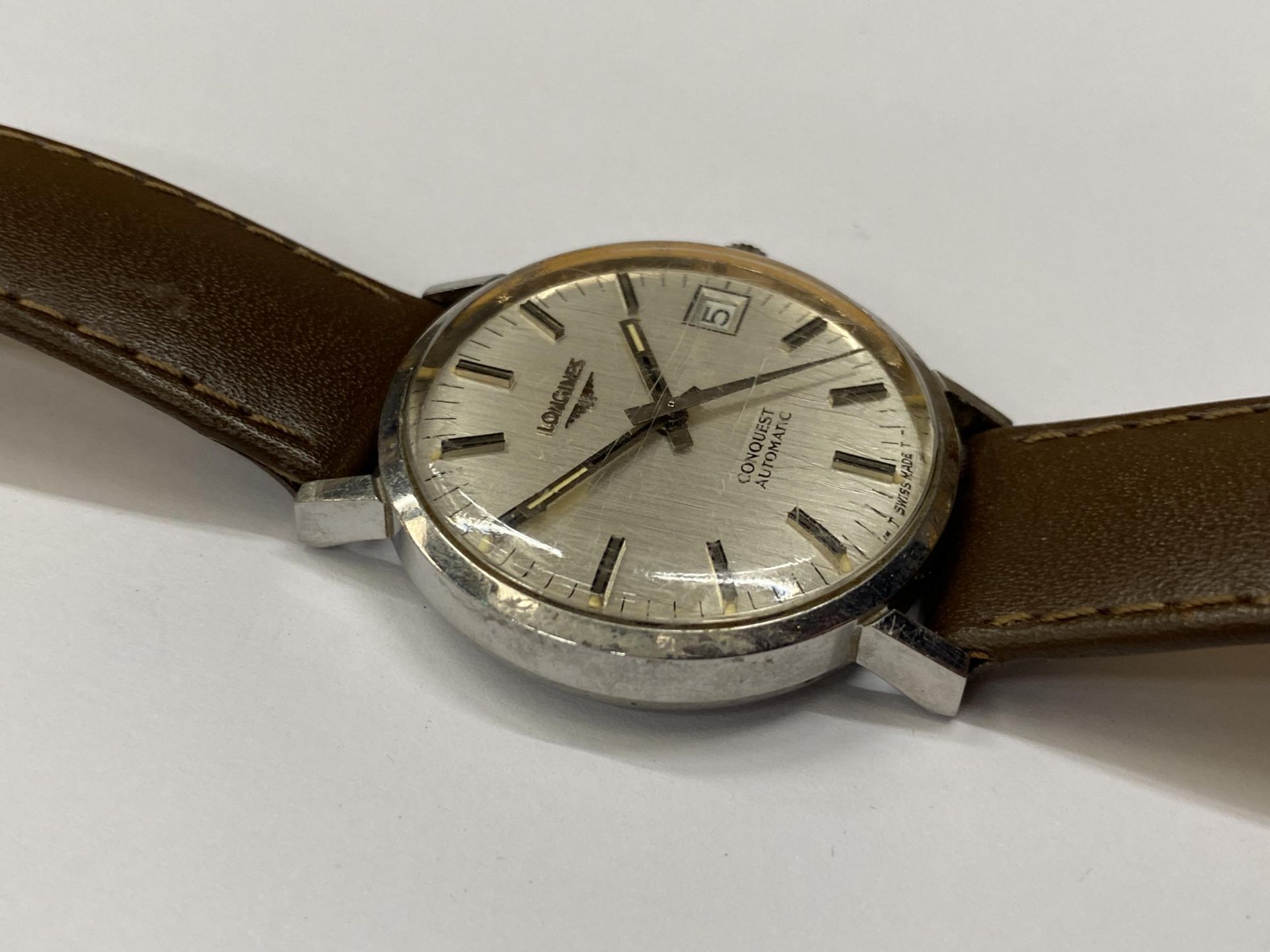 A VINTAGE LONGINES CONQUEST AUTOMATIC WRIST WATCH WITH LEATHER STRAP SEEN WORKING BUT NO WARRANTY - Image 3 of 6