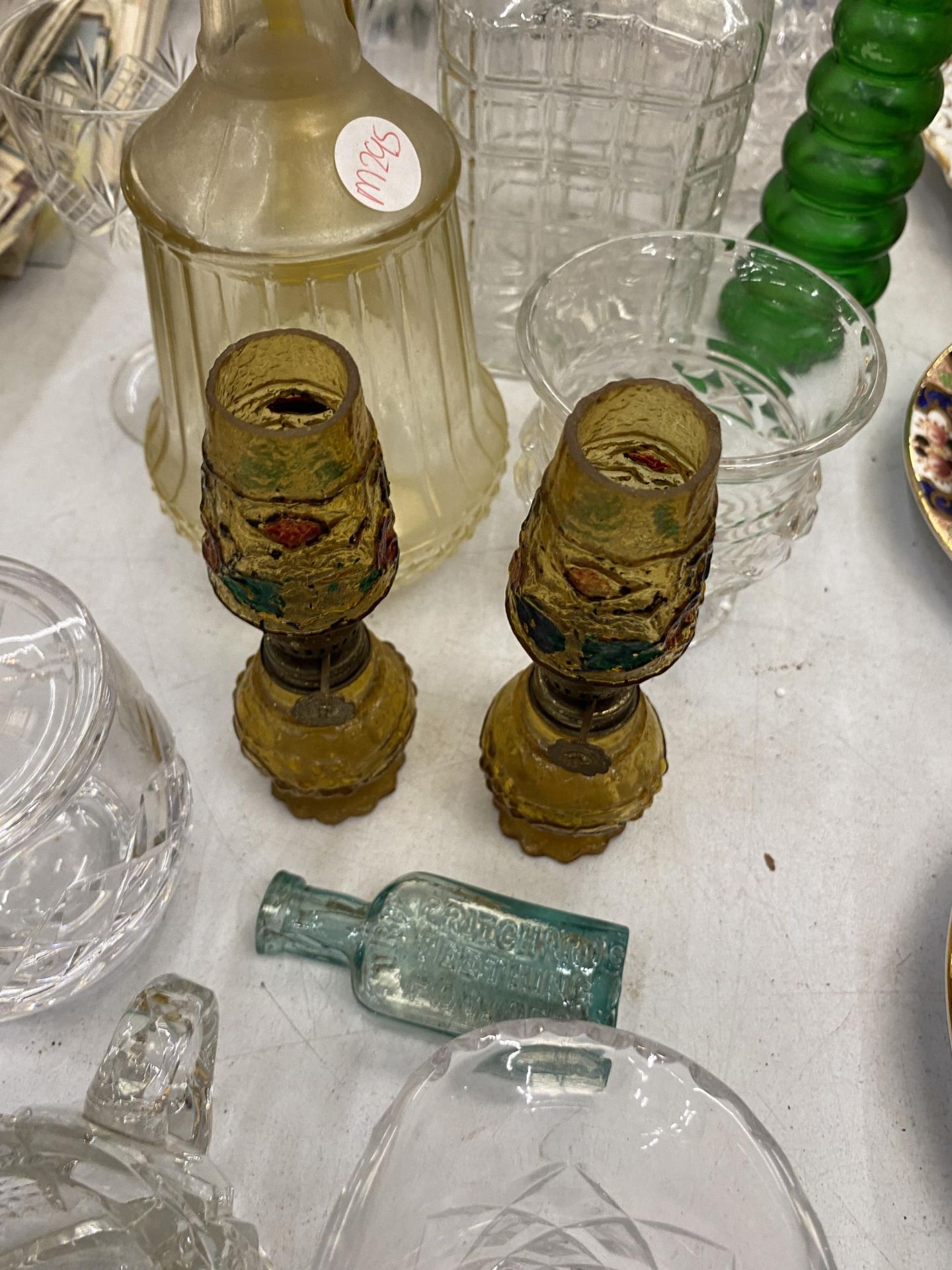 A QUANTITY OF GLASSWARE TO INCLUDE TWO MINI OIL LAMPS, DECANTERS, GLASSES, PRESERVE POT, CREAM - Bild 3 aus 3