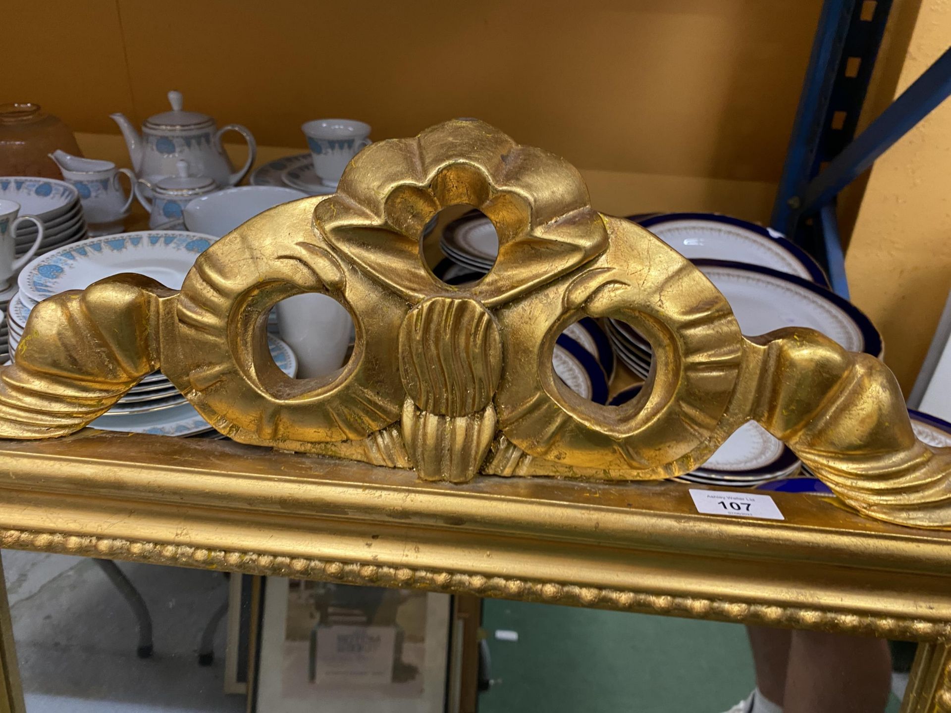 AN ORNATE GILT FRAMED MIRROR WITH RIBBON DESIGN TOP - Image 2 of 3