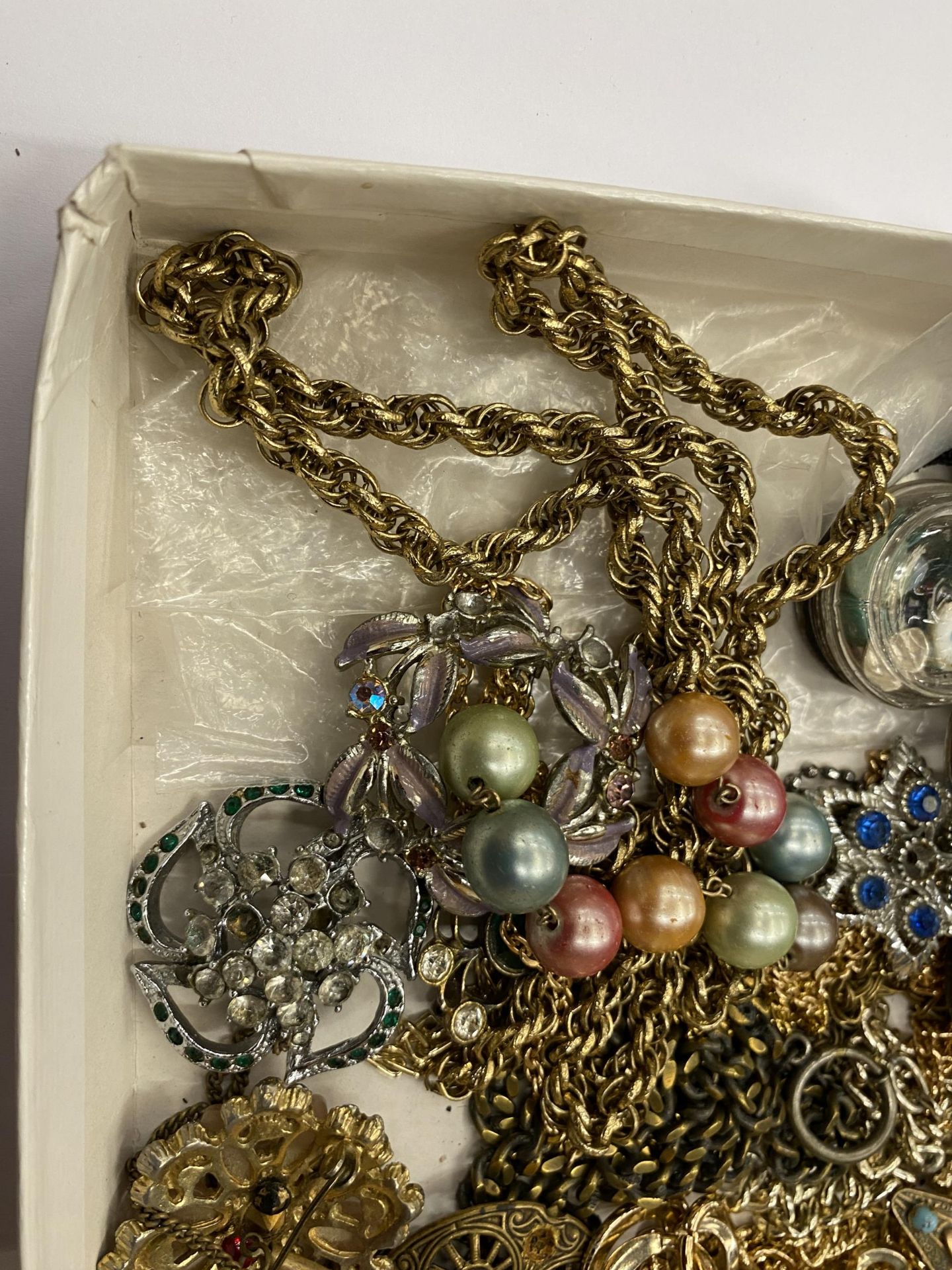 A BOX OF ASSORTED COSTUME JEWELLERY TO INCLUDE YELLOW METAL NECKLACES, WHITE METAL DOVE BUTTONS ETC - Image 4 of 4