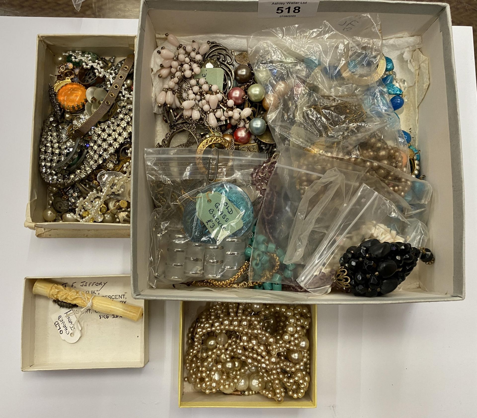 A COLLECTION OF VINTAGE COSTUME JEWELLERY AND FURTHER ITEMS, PEARL NECKLACES, PASTE JEWELLERY ETC