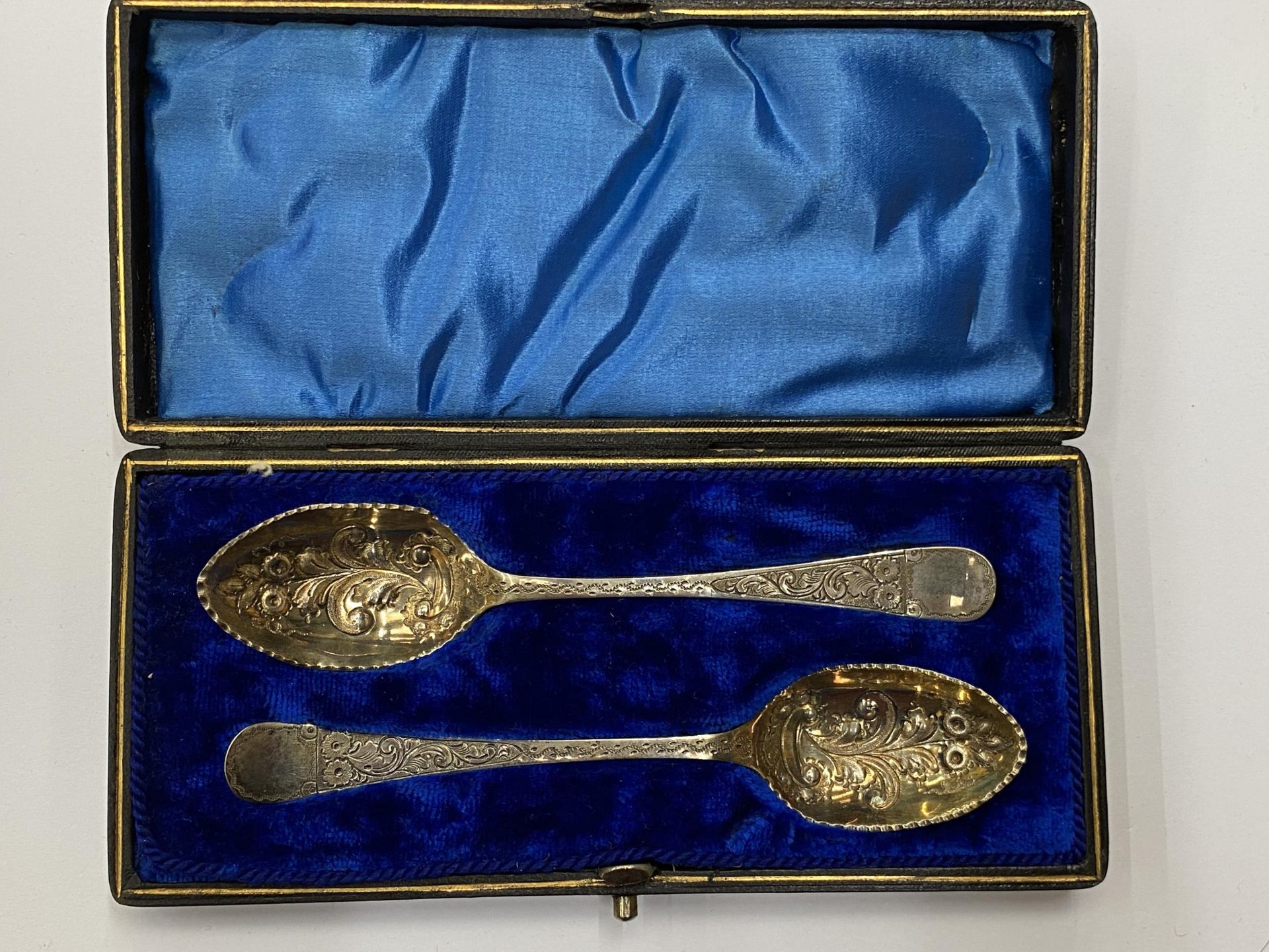 A VINTAGE CASED PAIR OF BERRY SPOONS