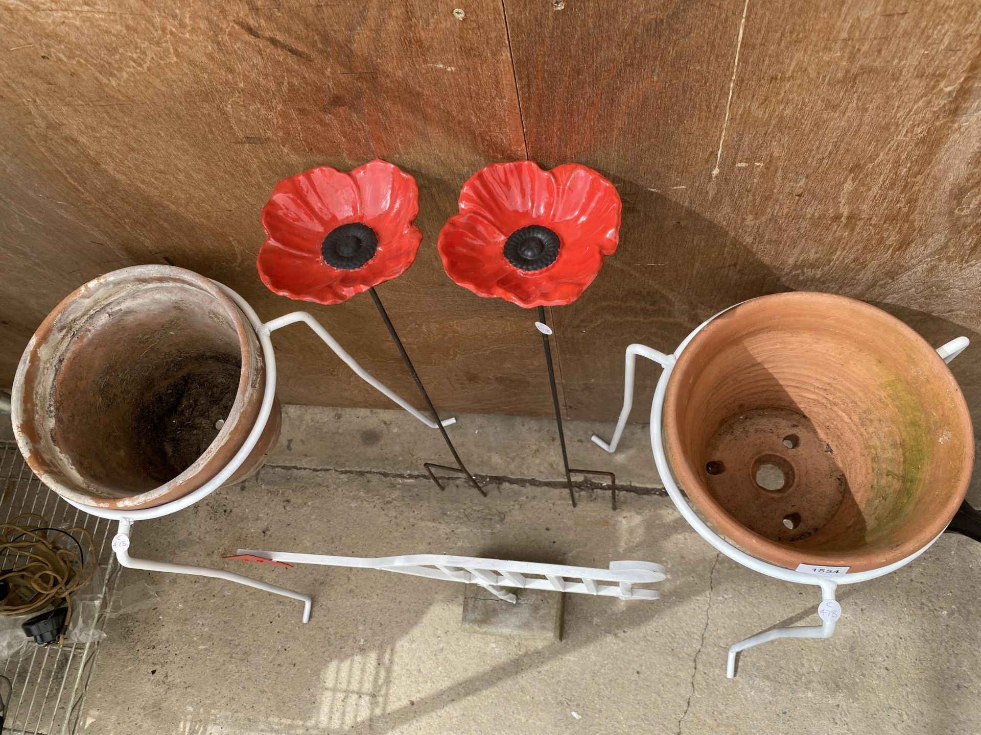 AN ASSORTMENT OF ITEMS TO INCLUDE TWO PLANT POT STANDS, AN ARROW SIGN SET IN CONCERETE AND TWO - Image 3 of 8