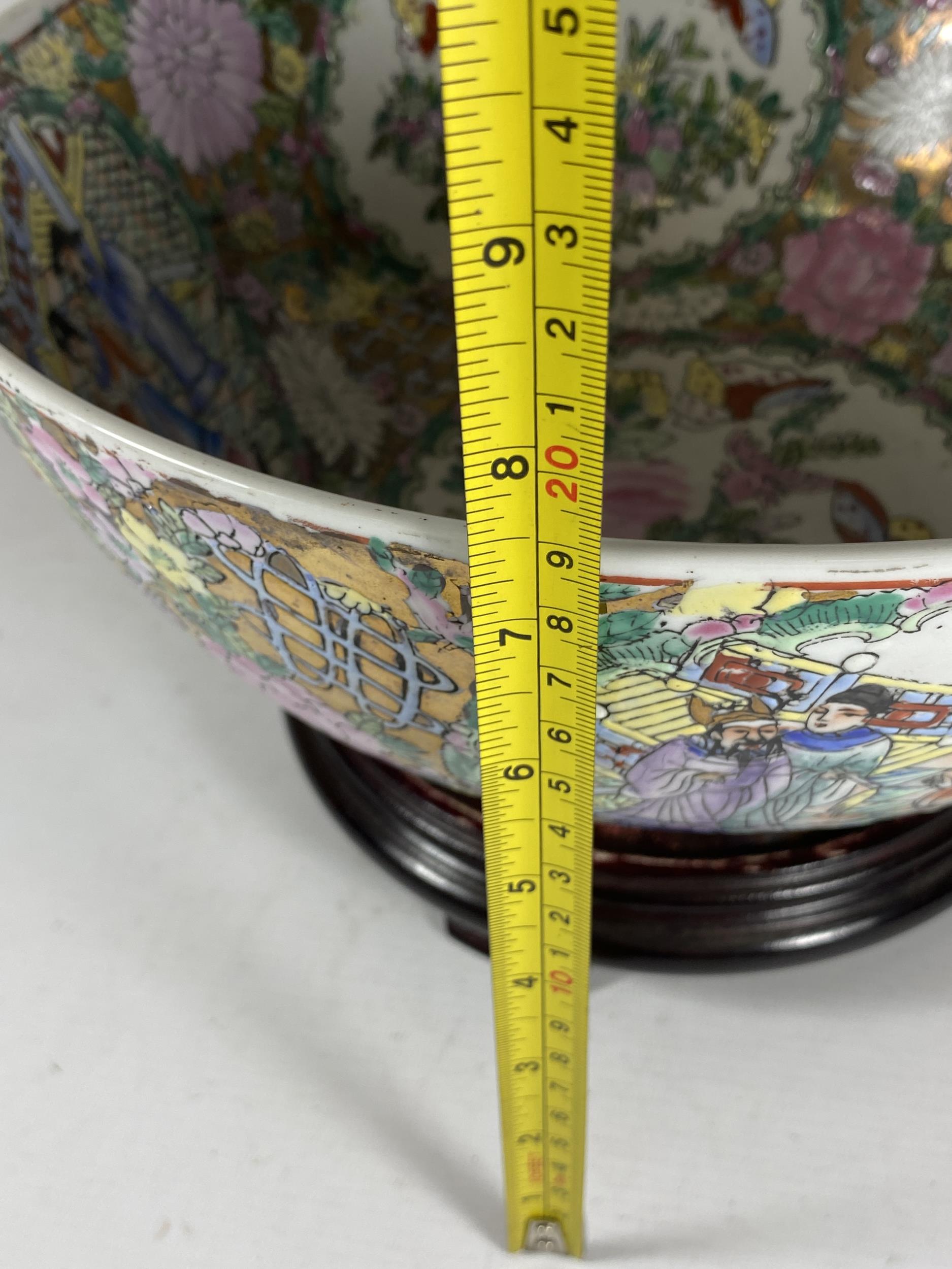 A LARGE CHINESE CANTON FAMILLE ROSE PUNCH BOWL DECORATED WITH ENAMELLED FIGURAL DESIGN ON A TURNED - Bild 6 aus 7