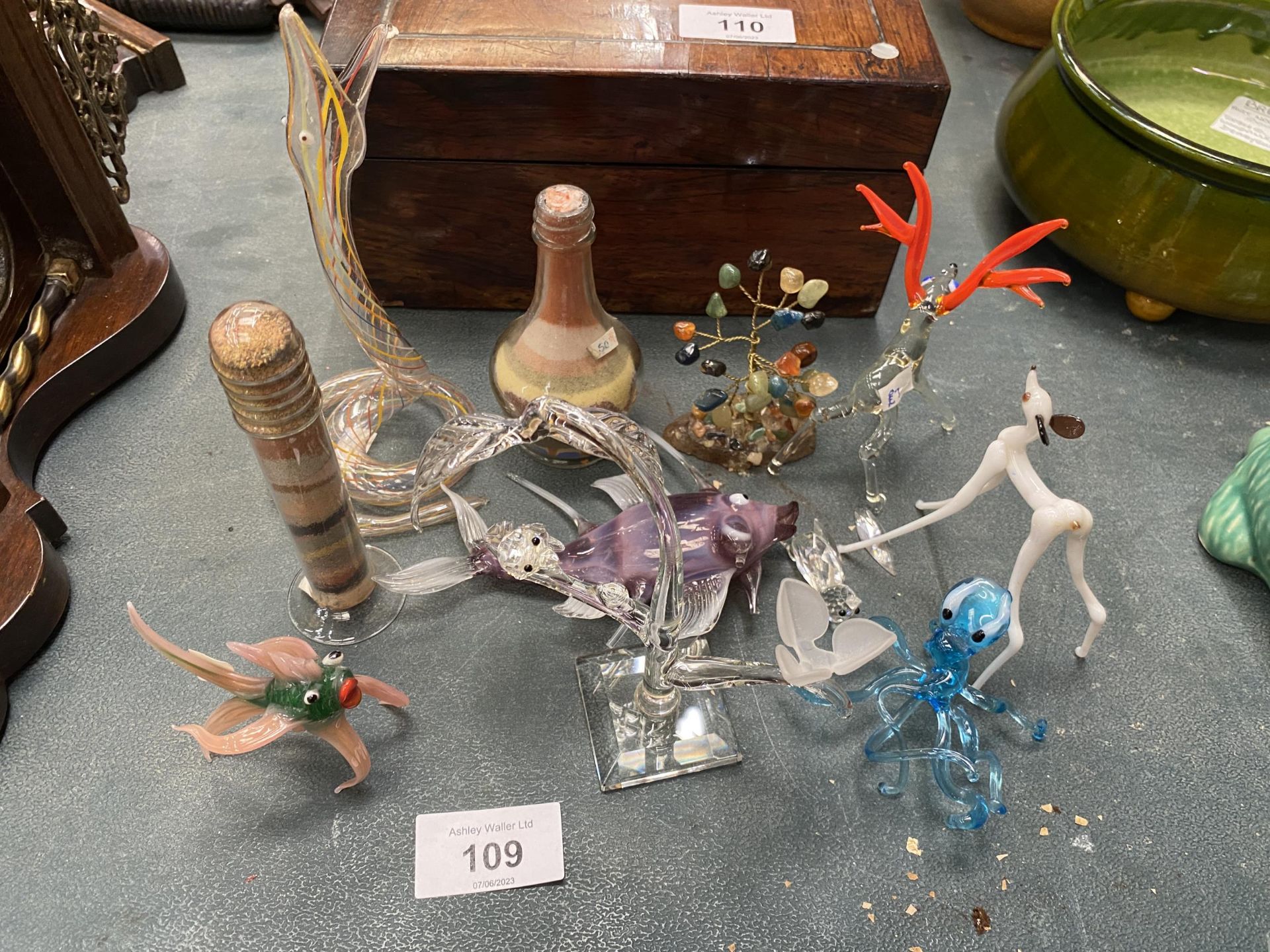 A GROUP OF GLASSWARE ANIMALS, BLUE OCTOPUS ETC