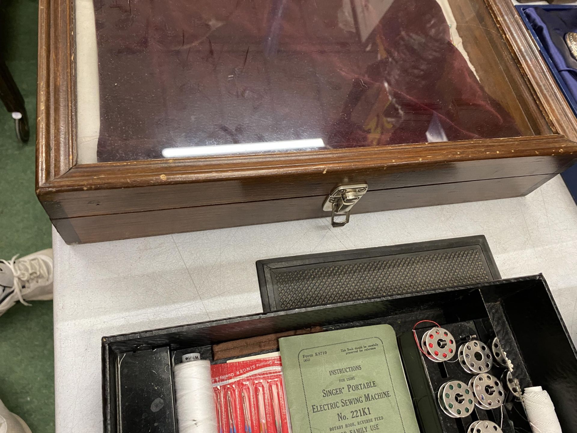 A VINTAGE OAK TABLE TOP JEWELLERY DISPLAY CASE, 41 X 56CM - Image 2 of 3